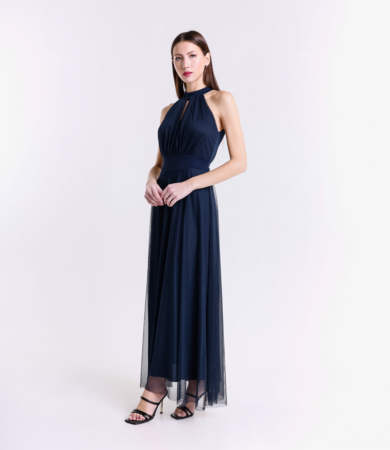 Abito blu scuro elegante, design halter, gonna fluida, pianta verde decorativa