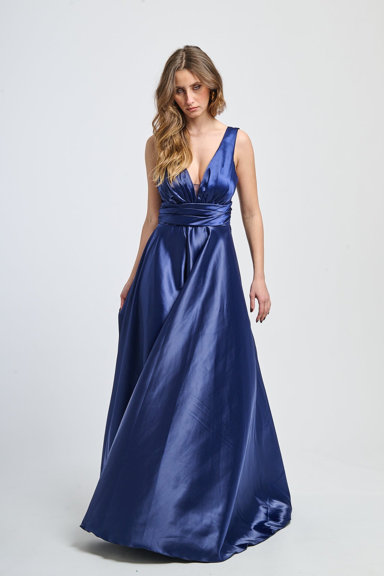 Abito formale navy con taglio drammatico, adatto per occasioni speciali
