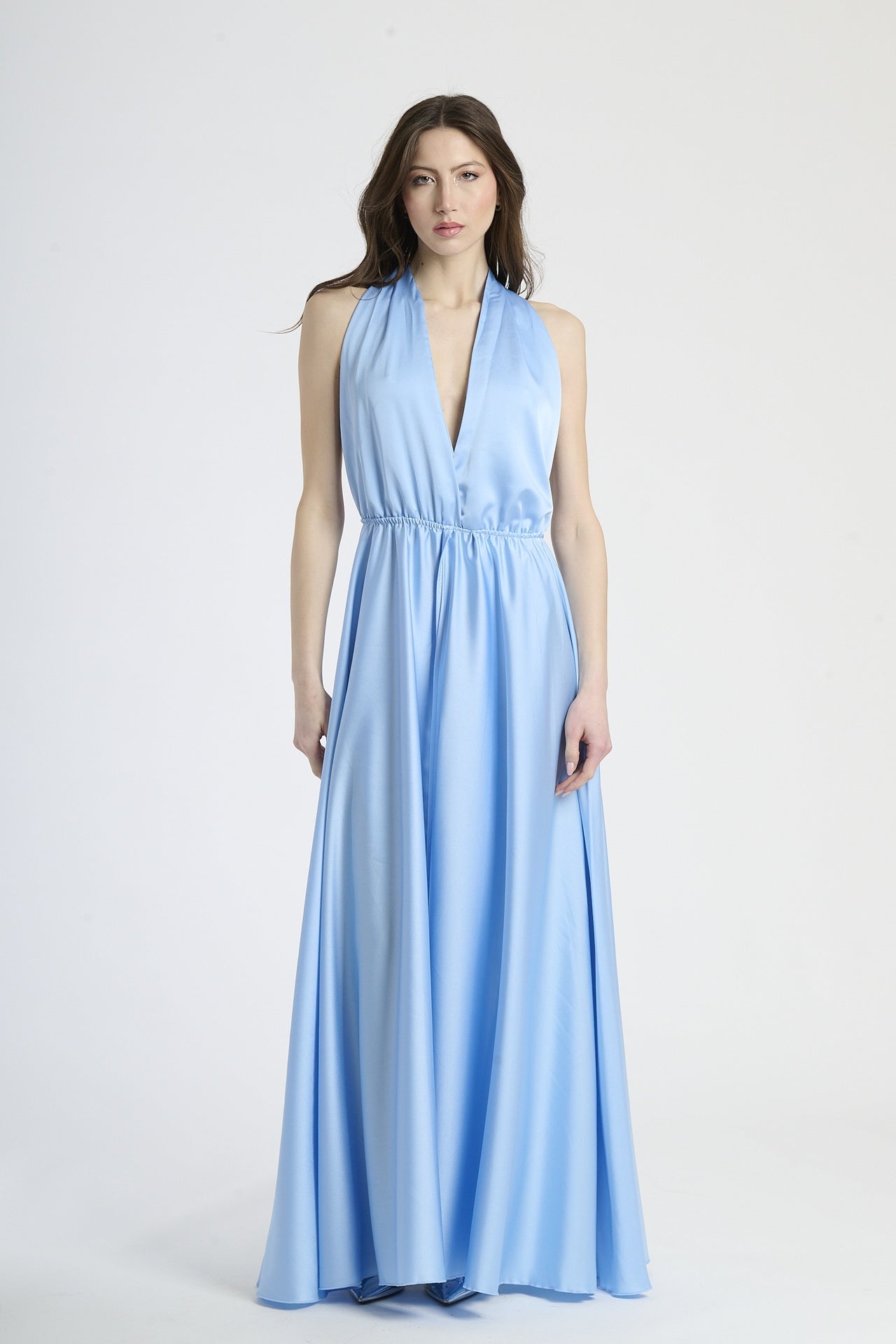Abito maxi color azzuro, design fluido con coulisse al fianco