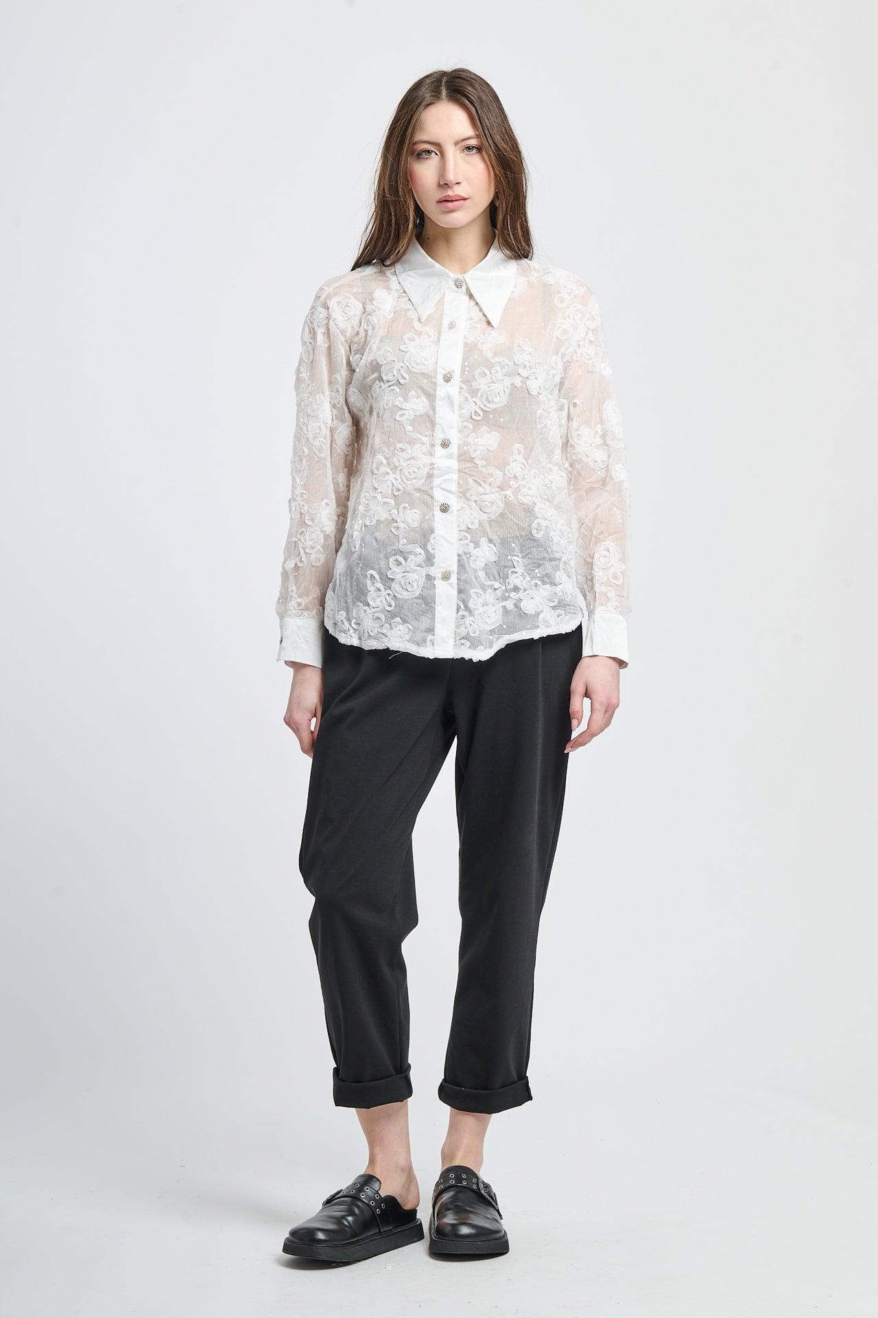 Un vestito biancao di stile classico con una fessura laterale per un tocco di modernità.