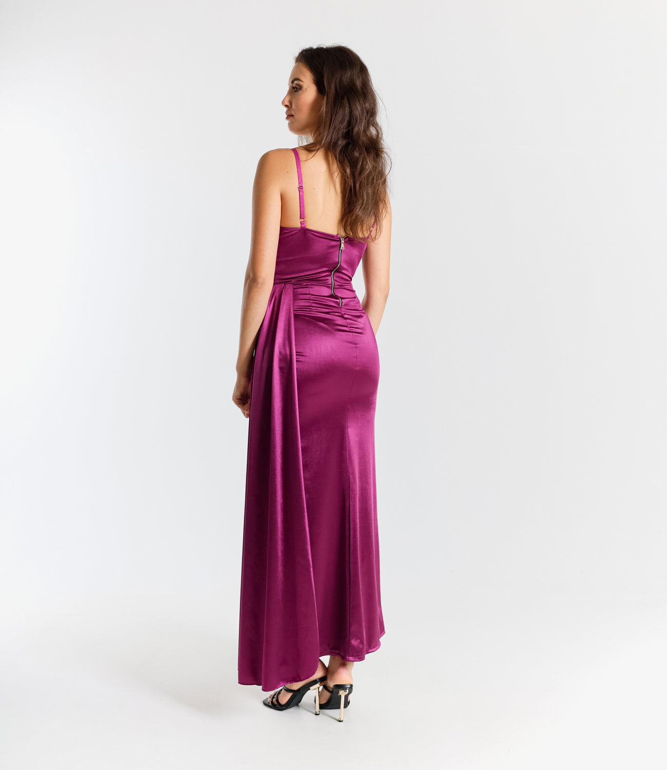 Abito formale ciliegio con taglio romantico, ideale per serate glamour