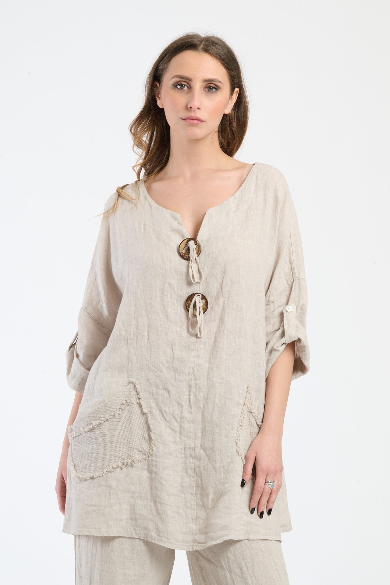 Completo beige naturale, top ampio con tasche e bottoni, comfort rustico per il weekend.