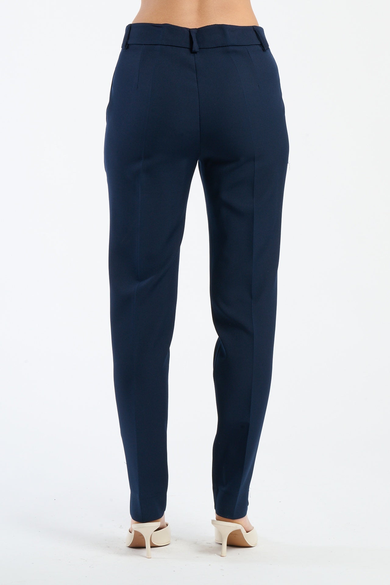 Pantaloni navy da donna, classici e versatili per ogni guardaroba.