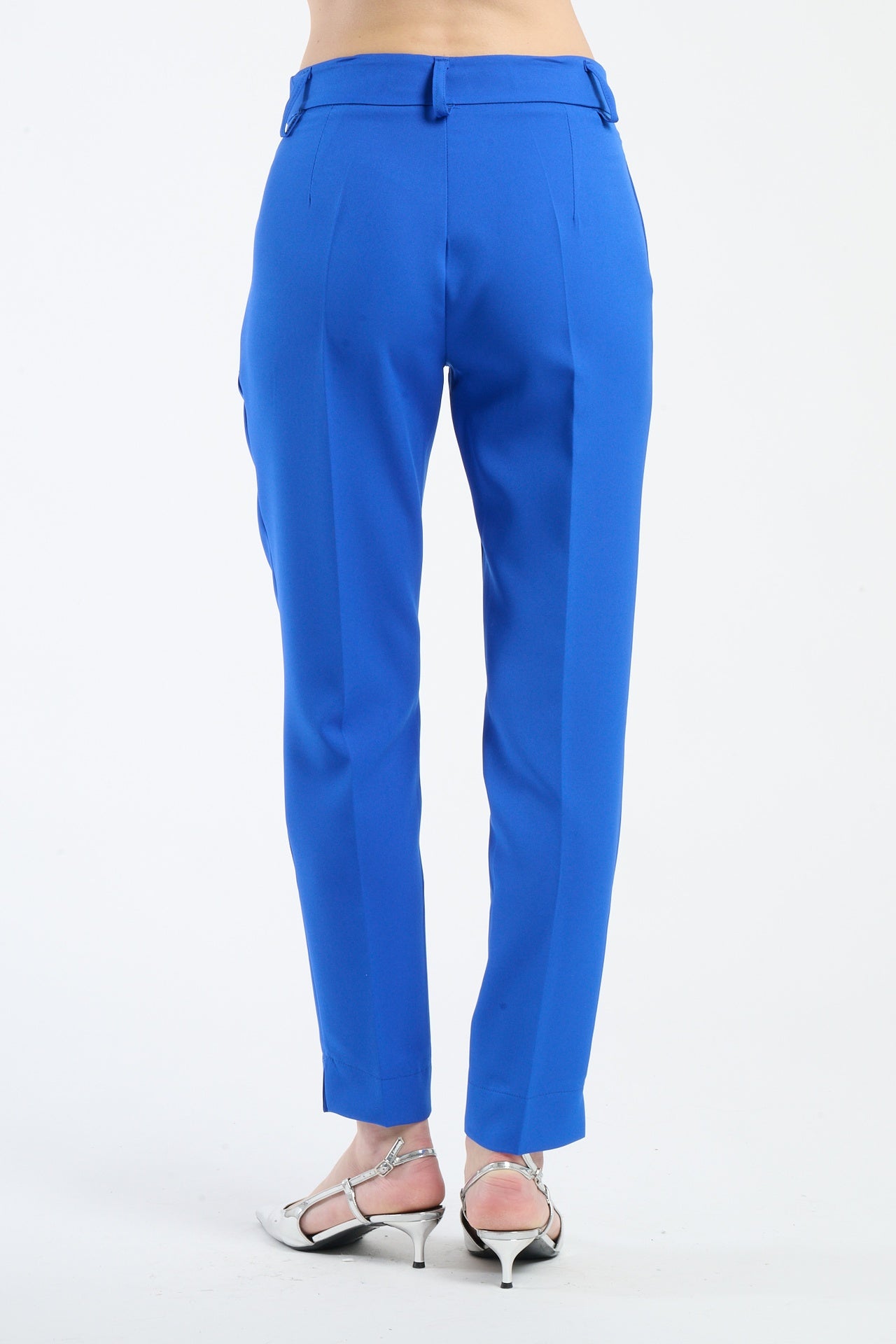 Pantaloni bluette da donna, tonalità delicata e rassicurante.