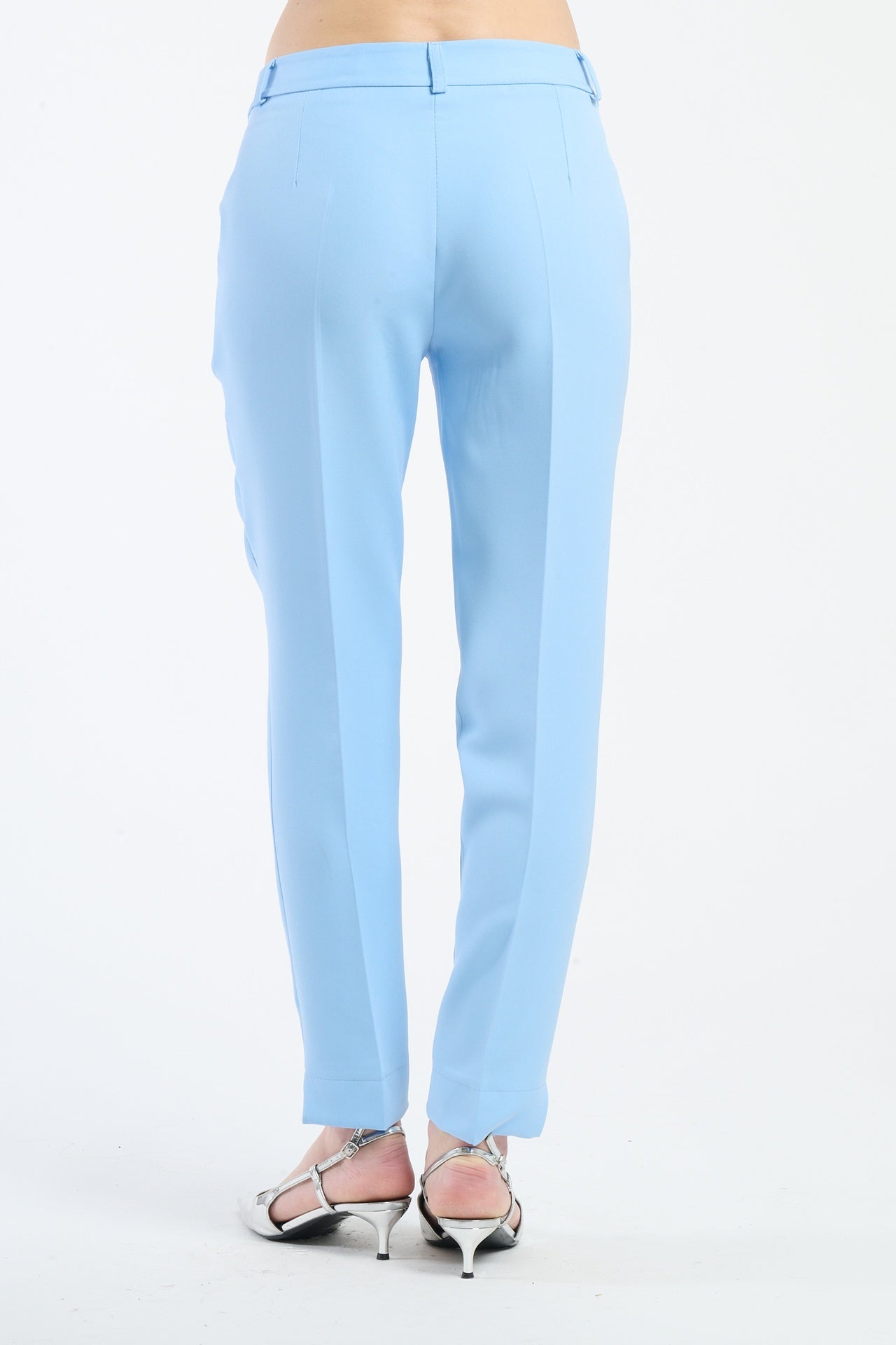 Pantaloni azzurri da donna con cuciture chiare, perfetti per un look formale.