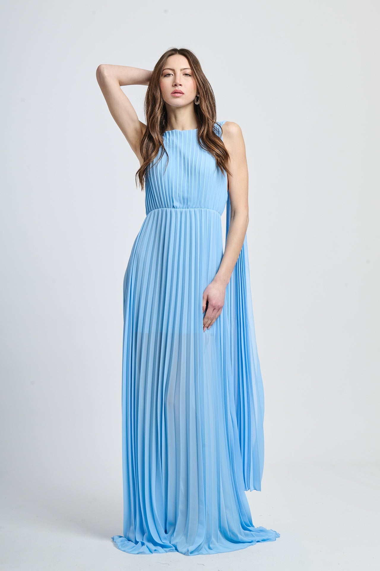 Abito lungo azzurro con scollo a collo alto e pannelli fluidi, design rinfrescante
