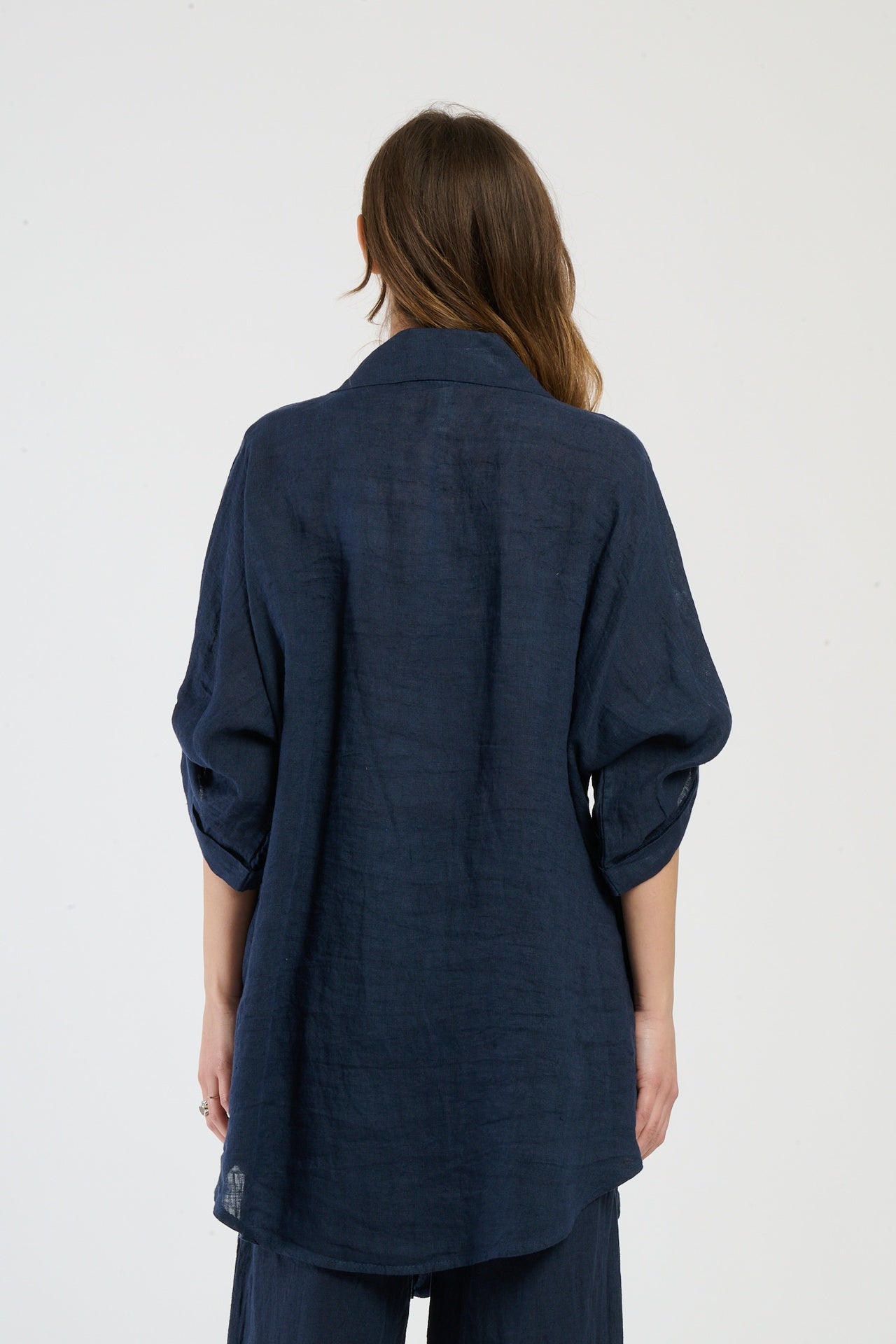 Camicia color navy in lino, versatile e sempre di moda