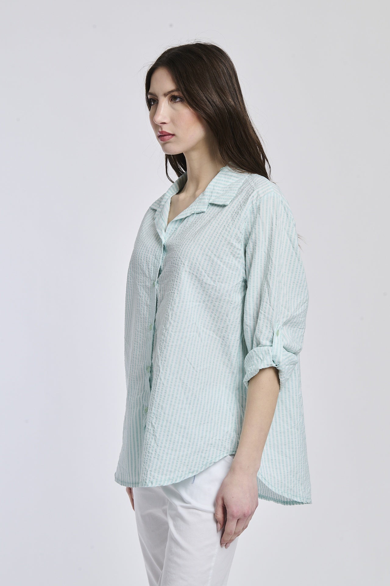 Camicia a righe Tiffany, taglio ampio, colletto a camicia, bottoni e maniche arrotolate, ideale per un look estate.