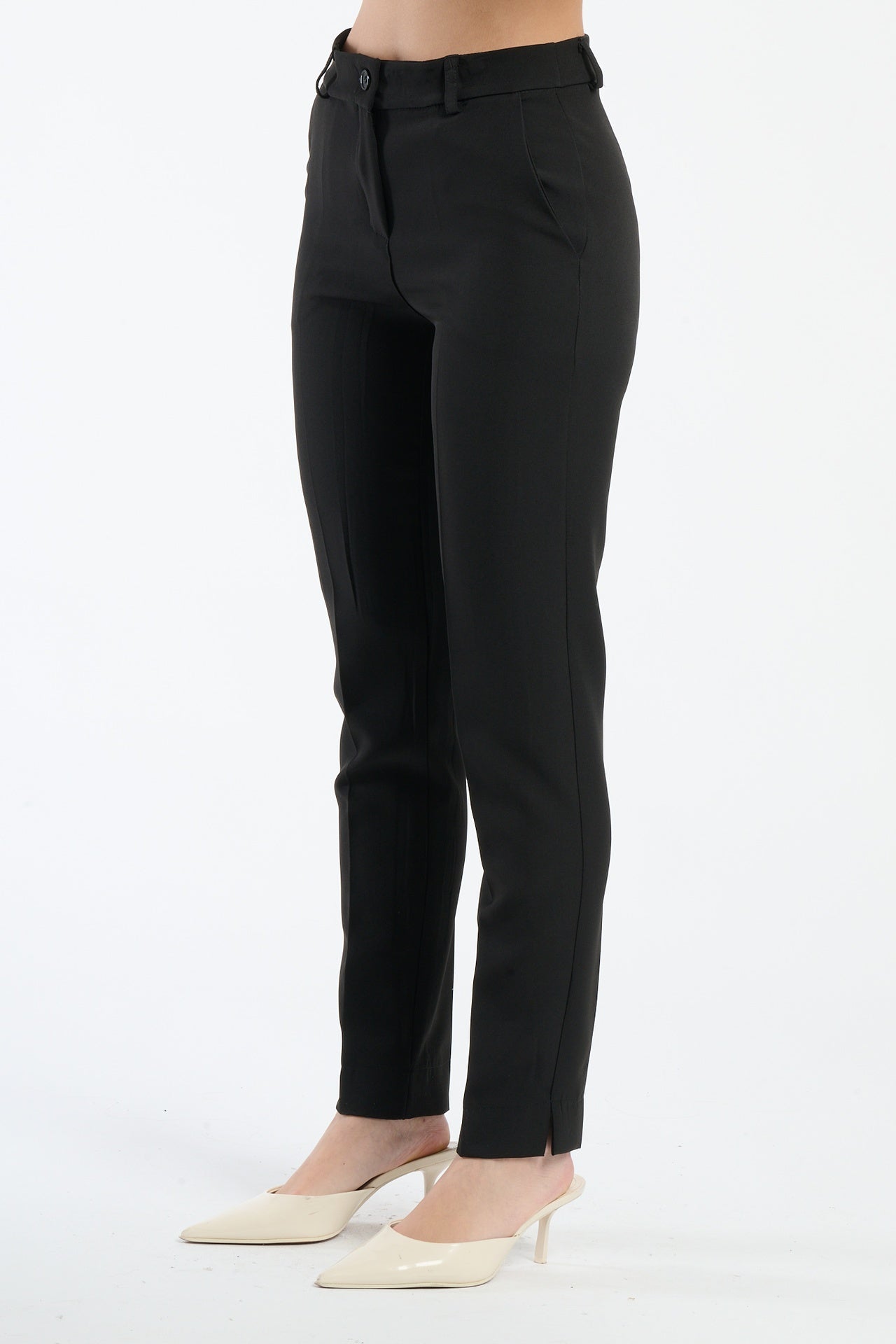 Pantaloni neri slim fit, eleganti e senza tempo.