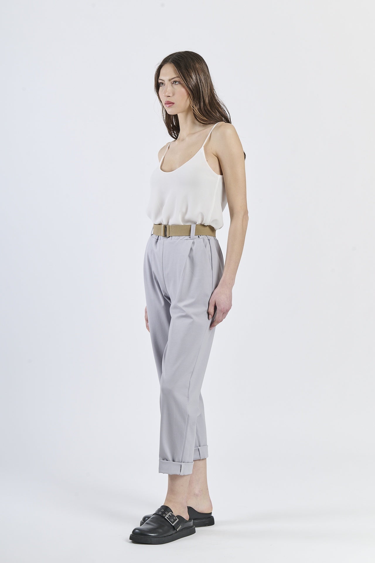 Ensemble: top a colletto drappato e pantaloni grigio chiaro, raffinatezza neutra