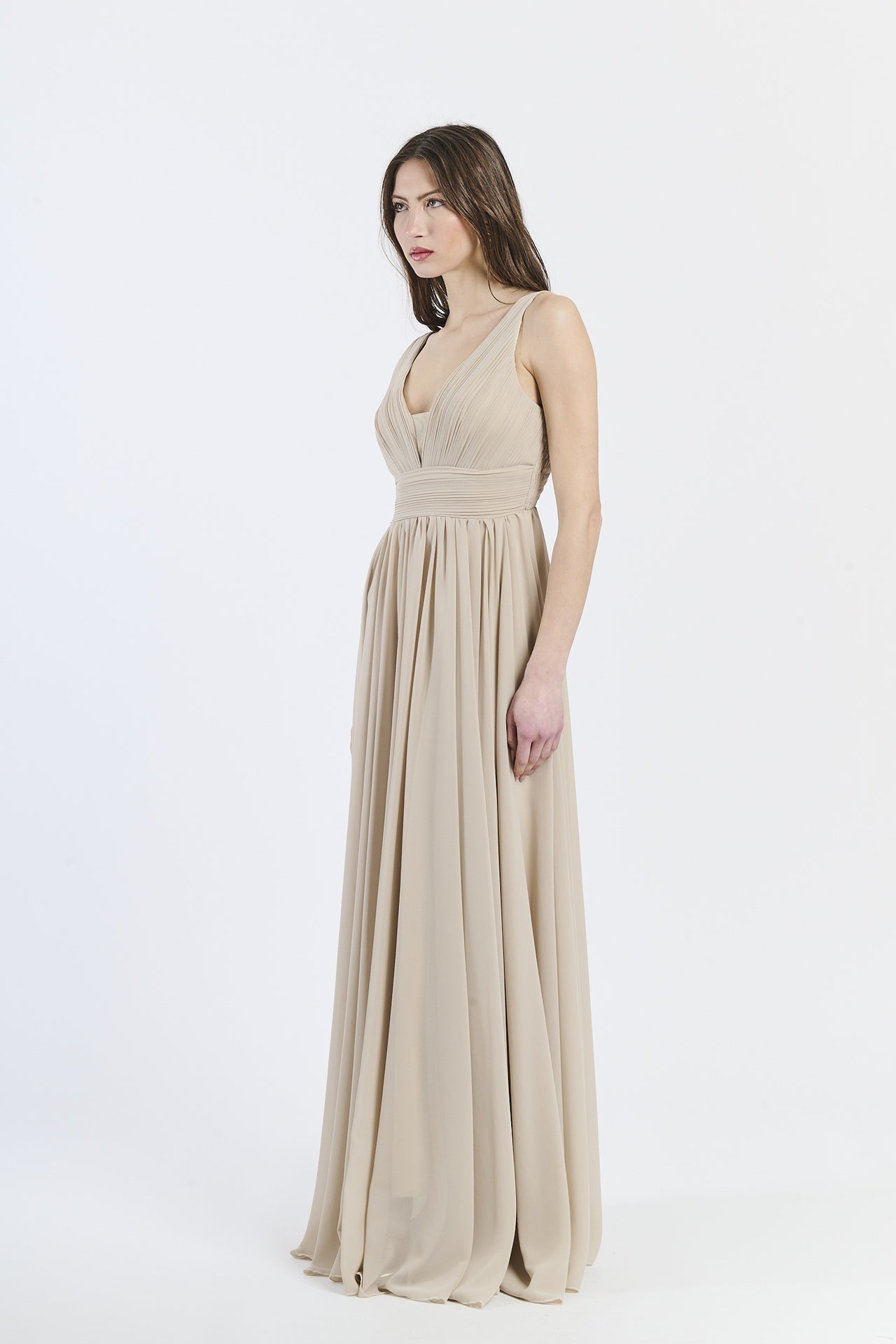 Abito formale beige in tulle, perfetto per occasioni estive e formali
