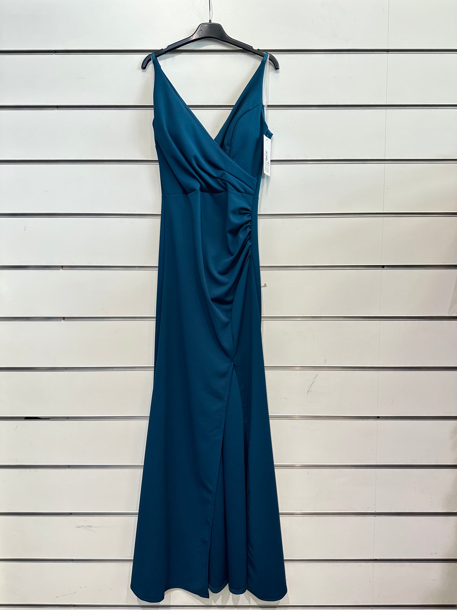Abito “Loreta” – Eleganza drappeggiata con spacco frontale