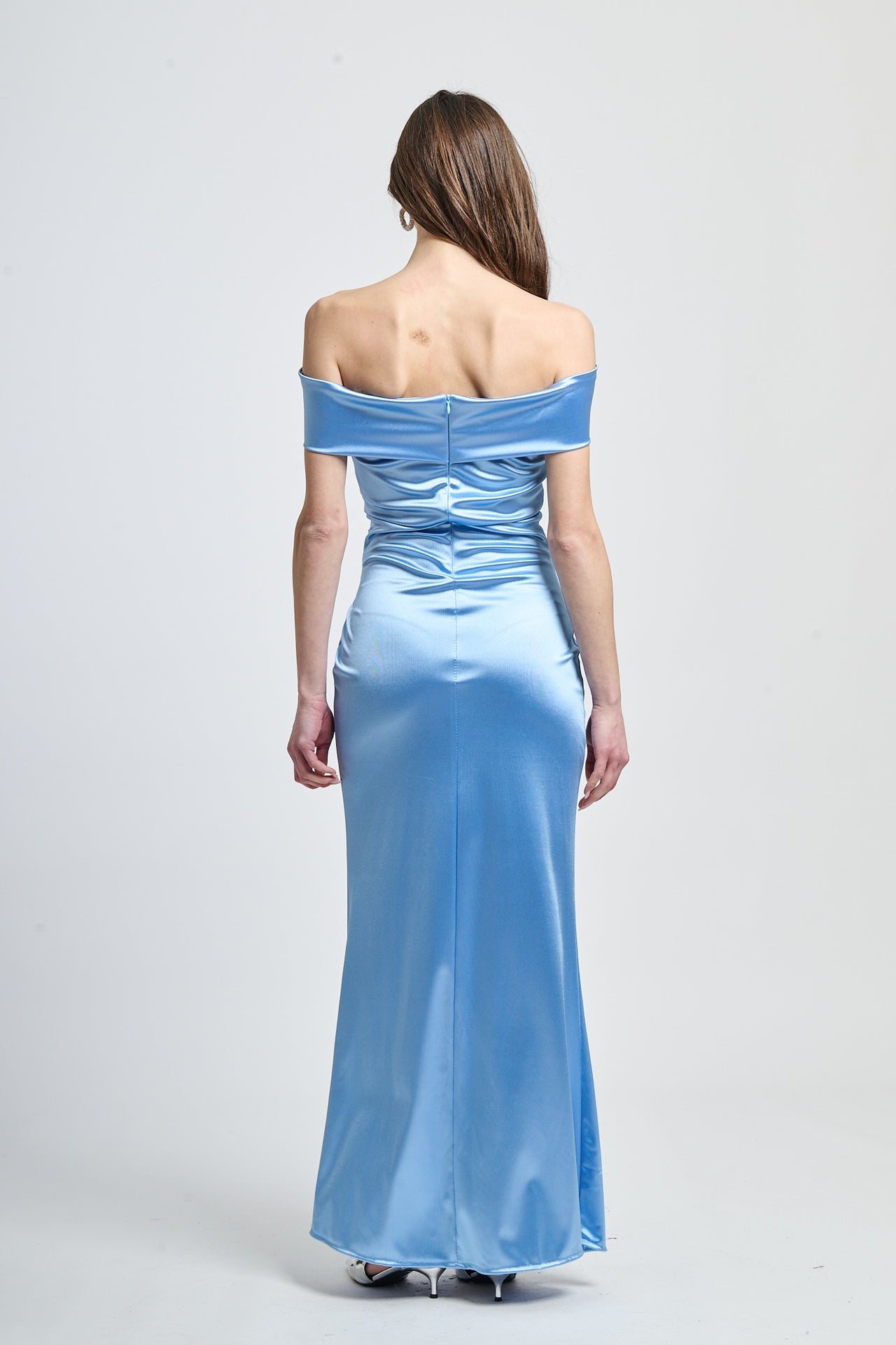 Abito elegante azzurro con raso satinato, scollo a barca e slittino stiloso
