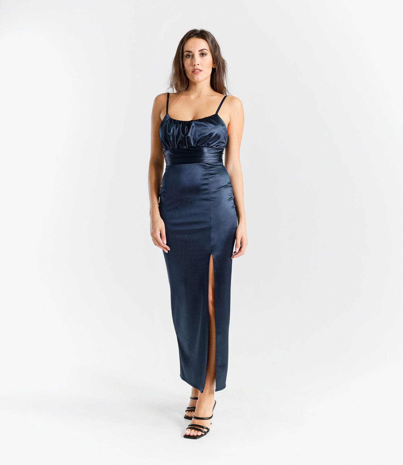 Abito navy in raso classico, spalline sottili e falda con fessura