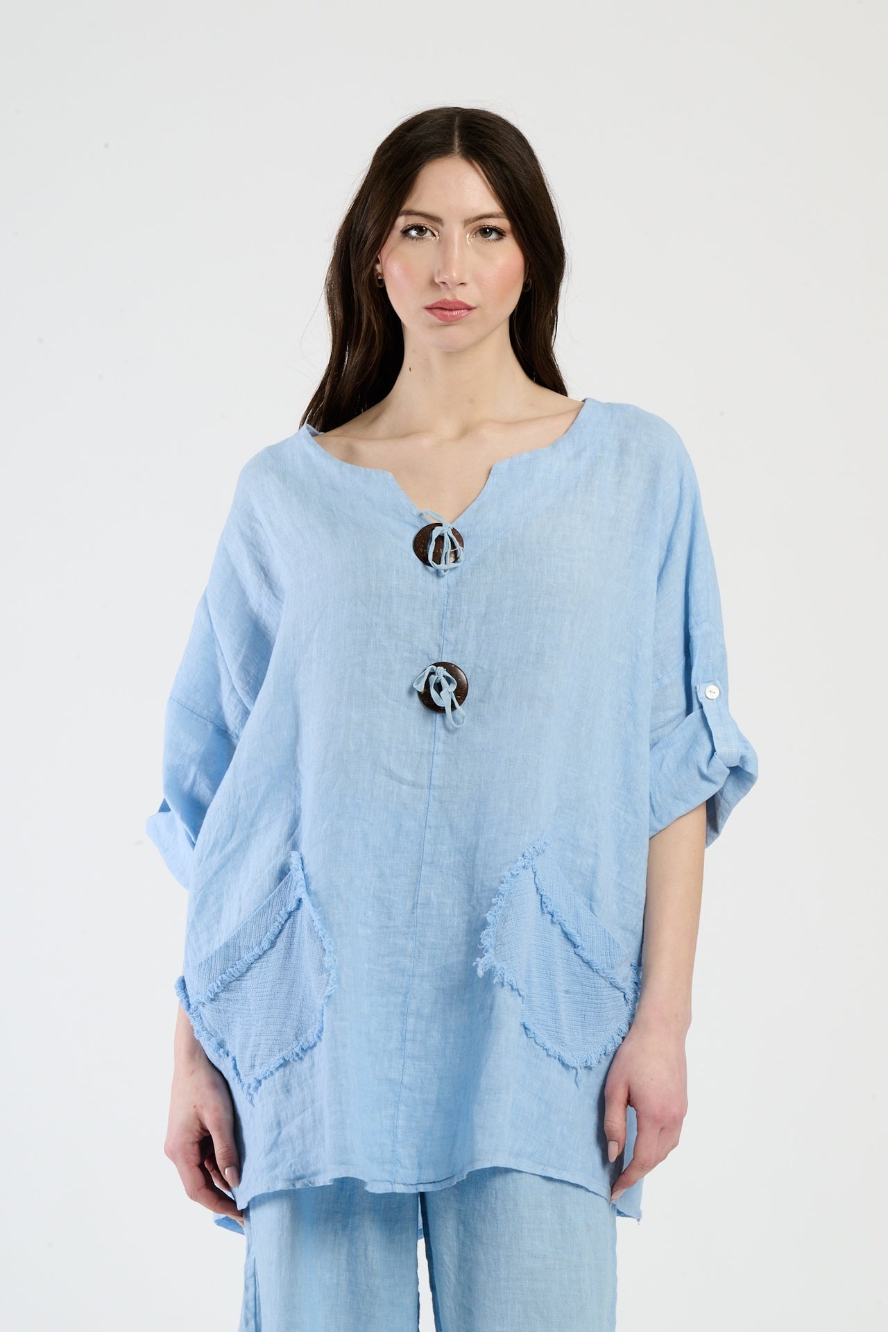 Outfit azzurro in lino, camicetta larga e pantaloni coordinati, stile rilassato per l’estate.