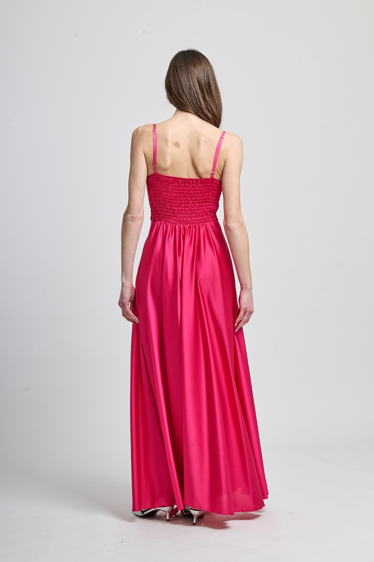 Abito formale fuxia in raso, ideale per occasioni speciali