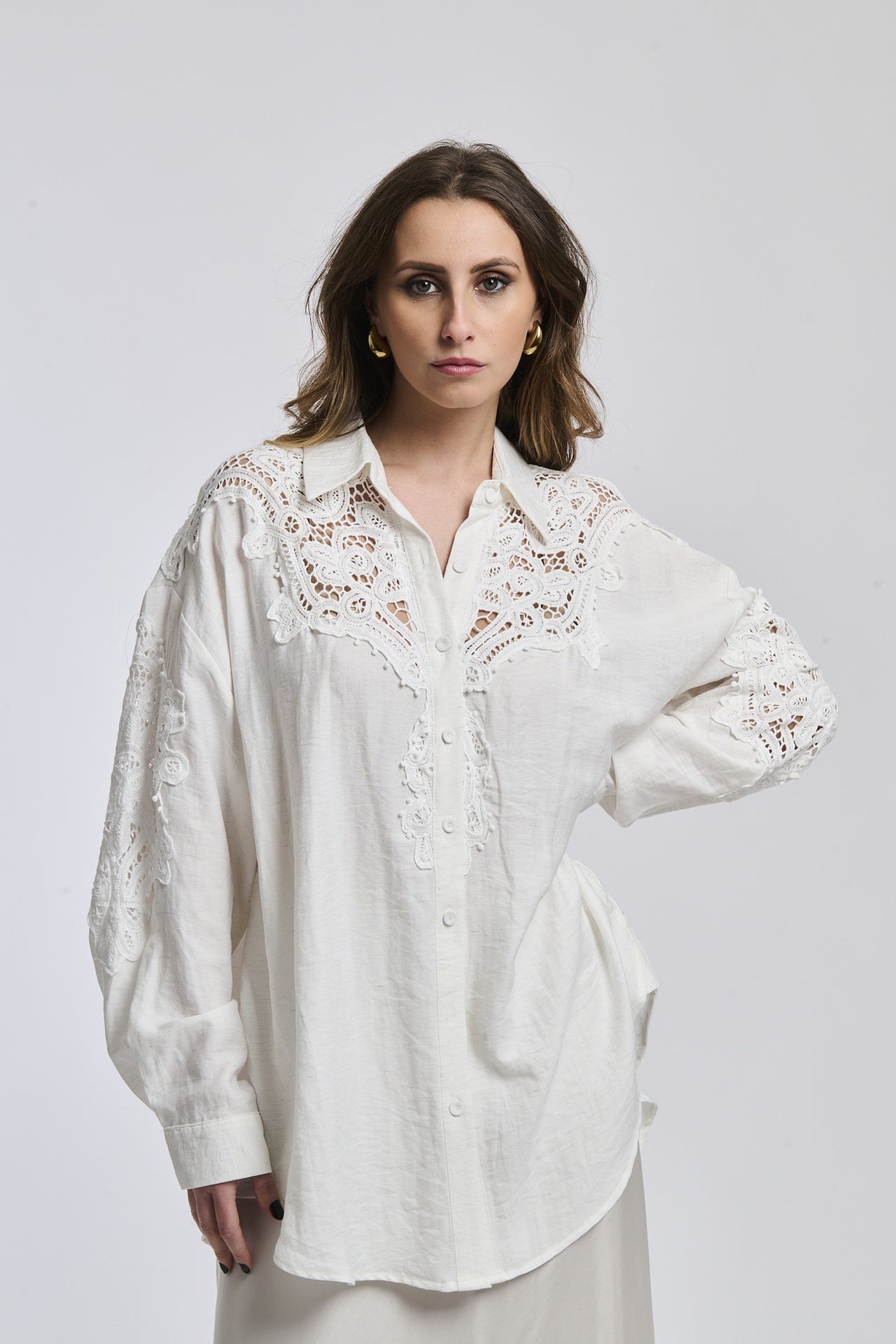 Donna indossa una camicia blu scuro con maniche lunghe e colletto