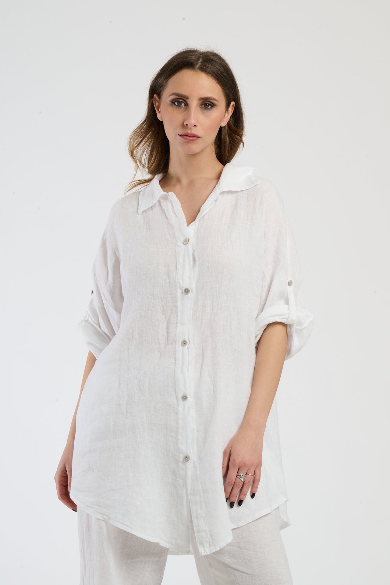 Camicia oversize bianca in lino, pura e rinfrescante per l’estate