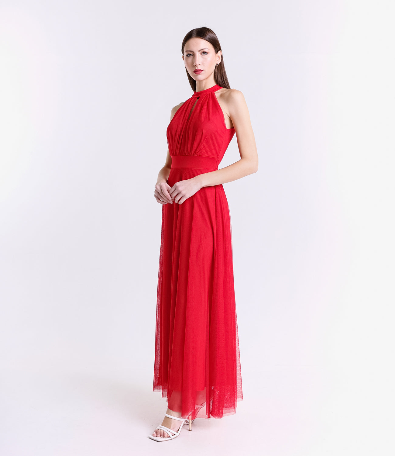 Abito rosso elegante, design halter, gonna fluida, pianta verde decorativa
