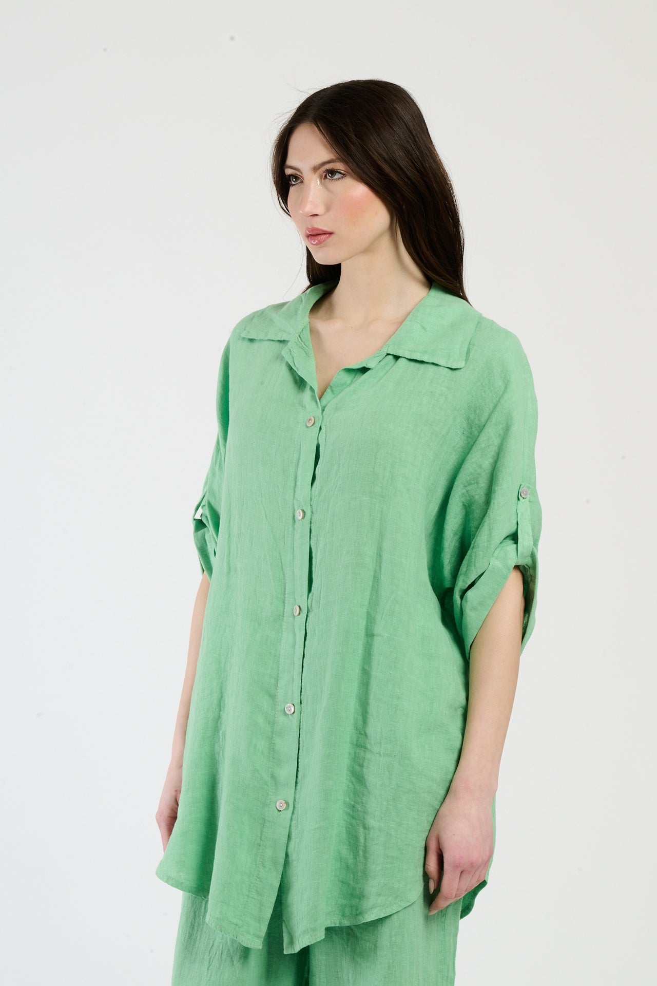 Camicia larga color verde, perfetta per uno stile outdoor e sportivo