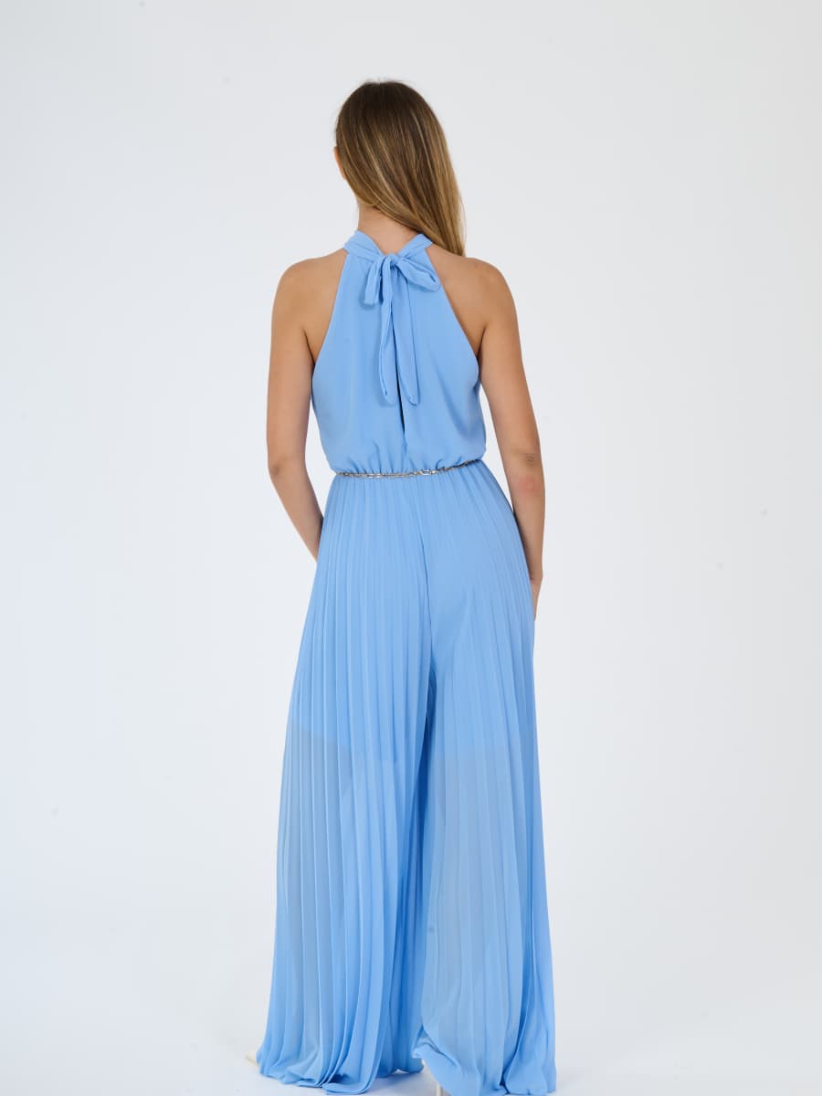 Tuta “Celestea” – Jumpsuit Plissé con Girocollo e Cintura a Catena