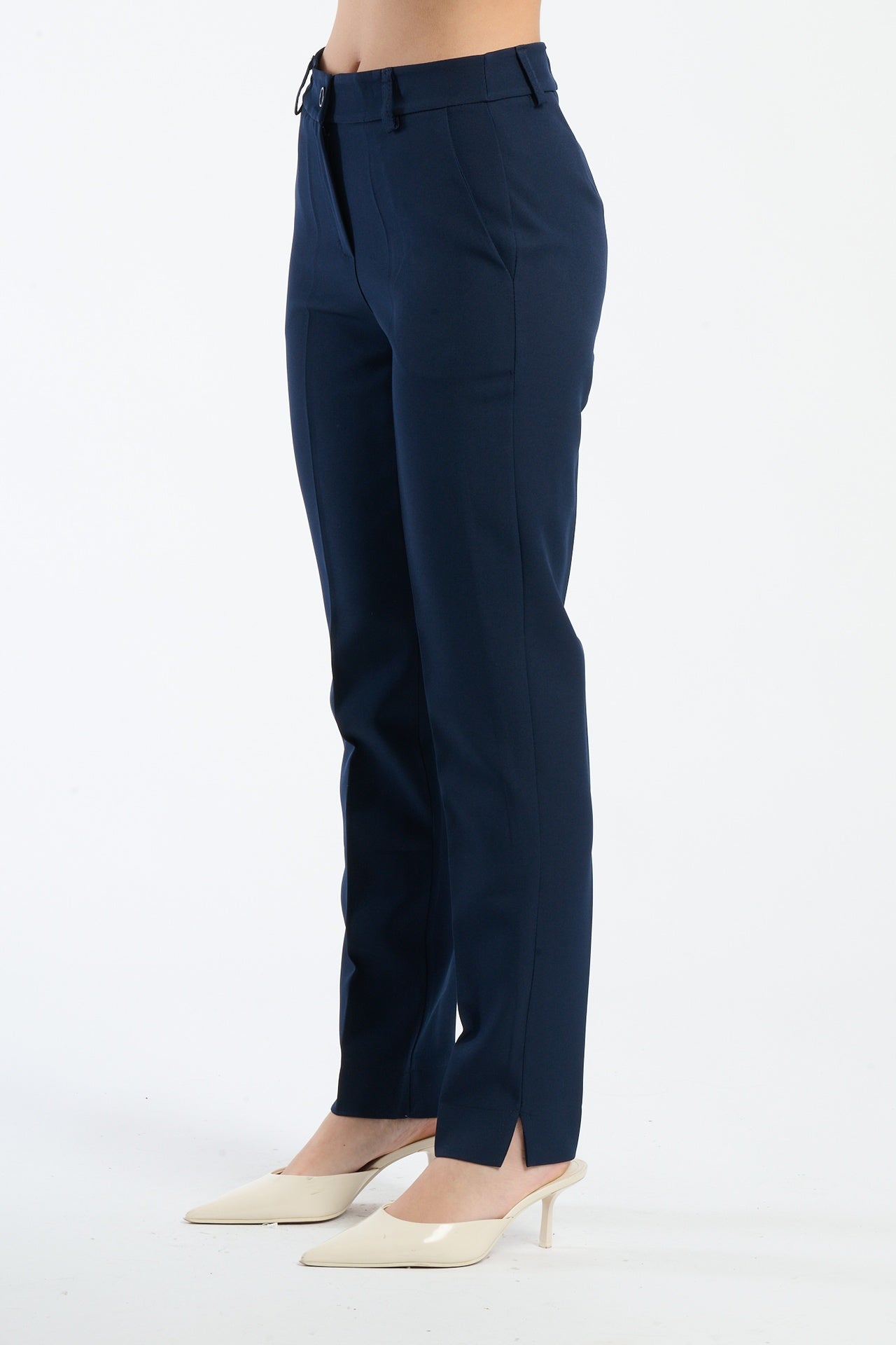 Pantaloni navy in tessuto di alta qualità, durabili e confortevoli.