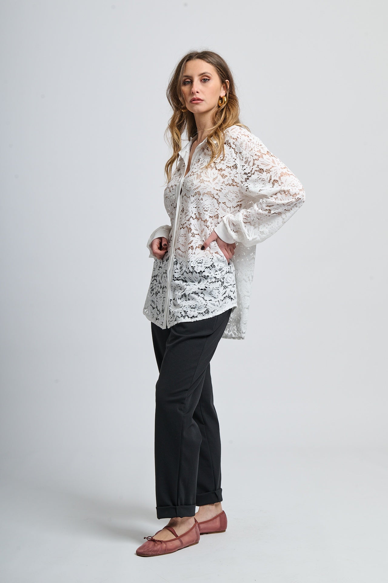 Camicia bianca a fantasia, collo classico e maniche lunghe, abbinata a scarpe mocassini.
