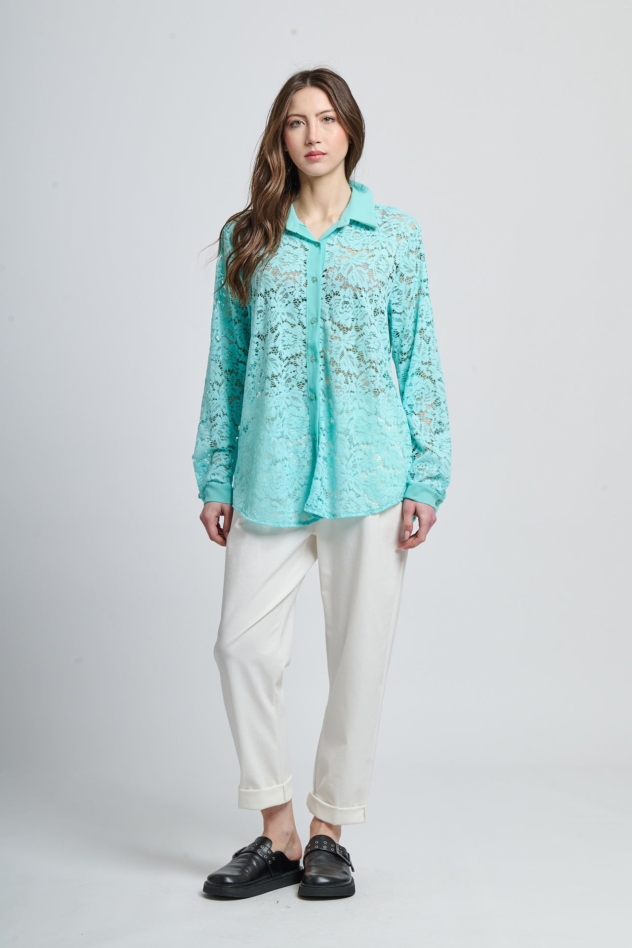 Camicetta verde acqua decorata, taglio ampio e rinfrescante per l’outfit.