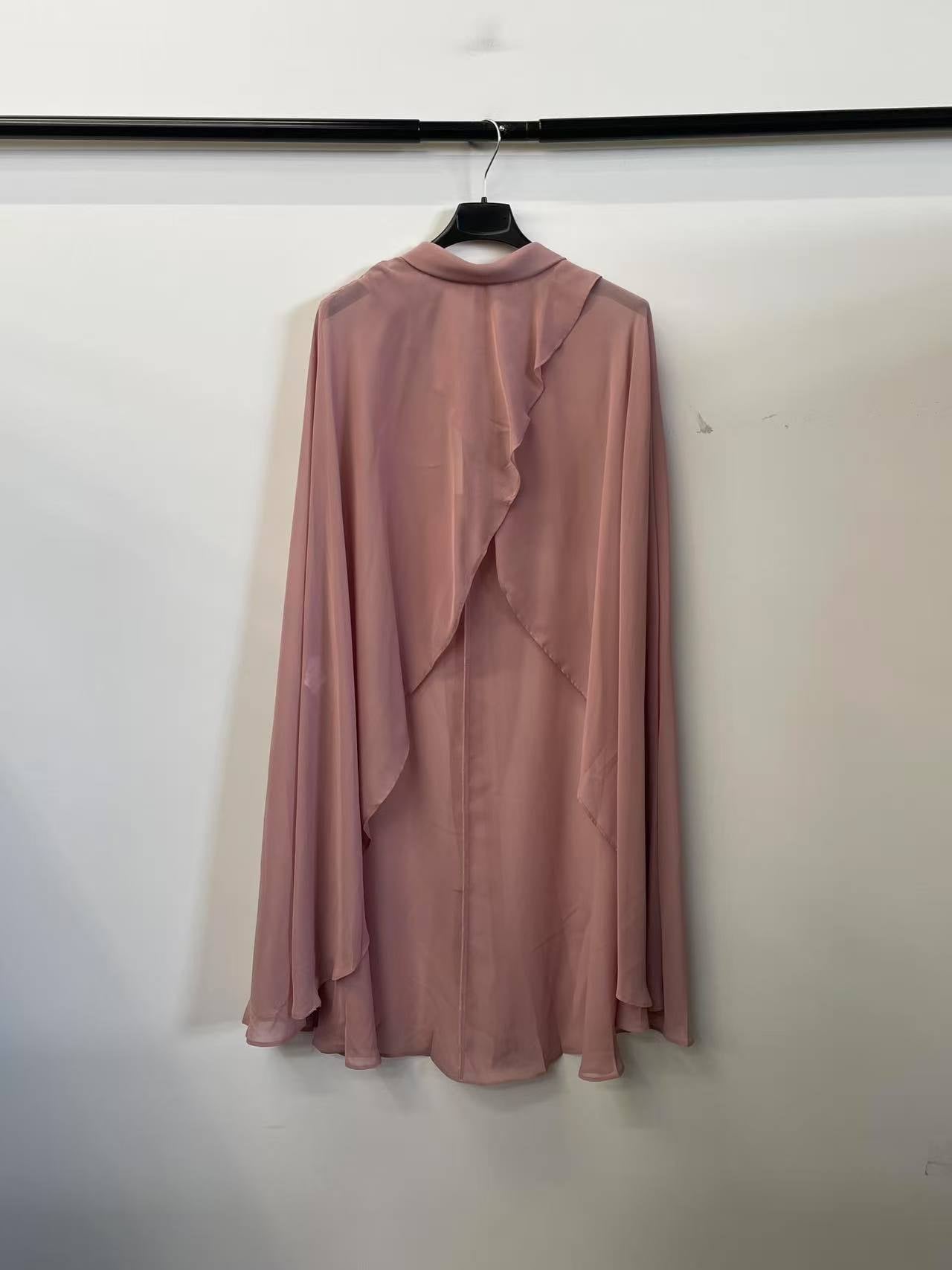 Mantella Ondulata – Eleganza Leggera “Aurelia” (solo lo scialle, non incluso l'abito)