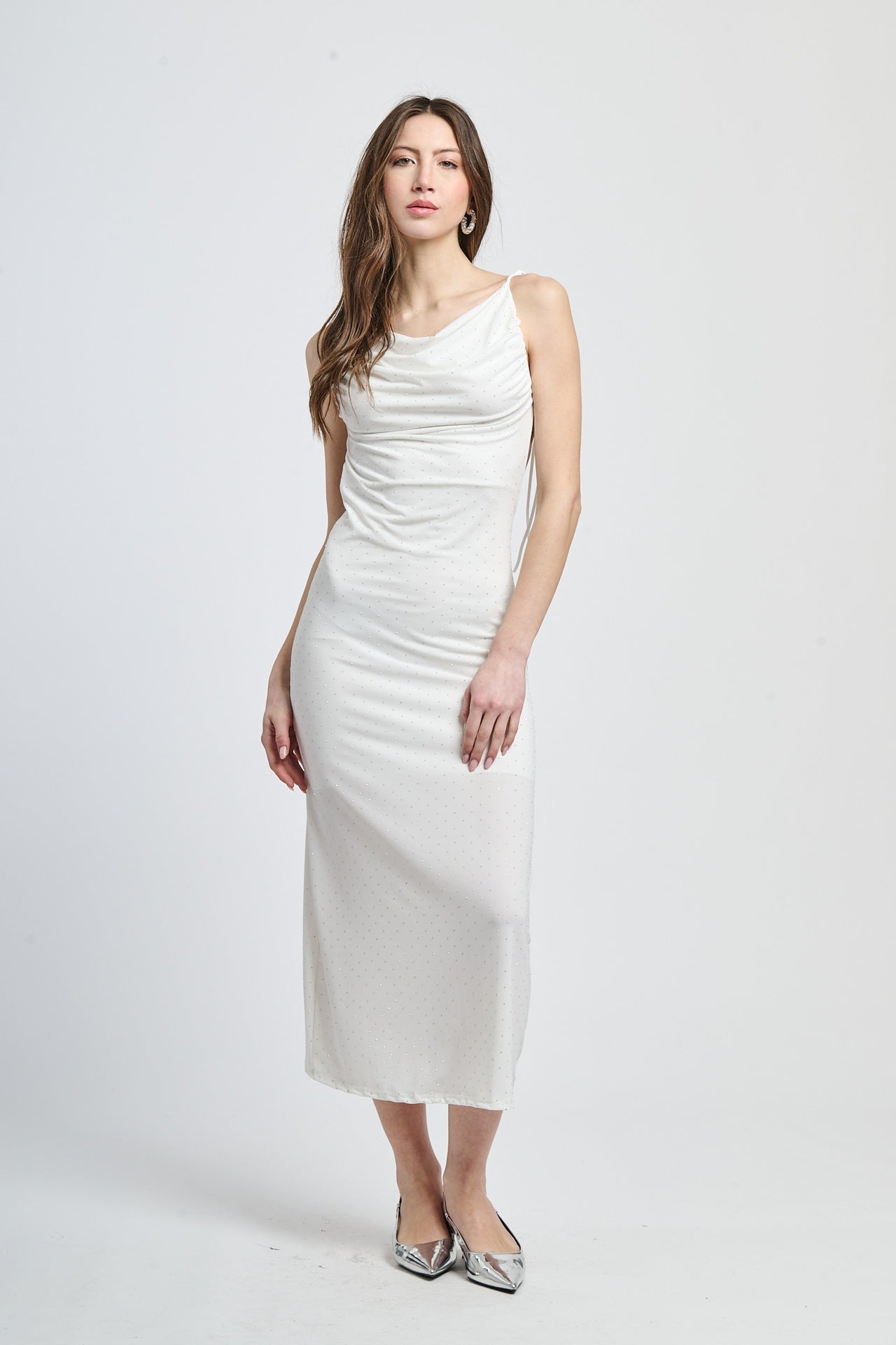 Vestito bianco lungo, con maniche lunghe e collo a torta, elegante e sofisticato.
