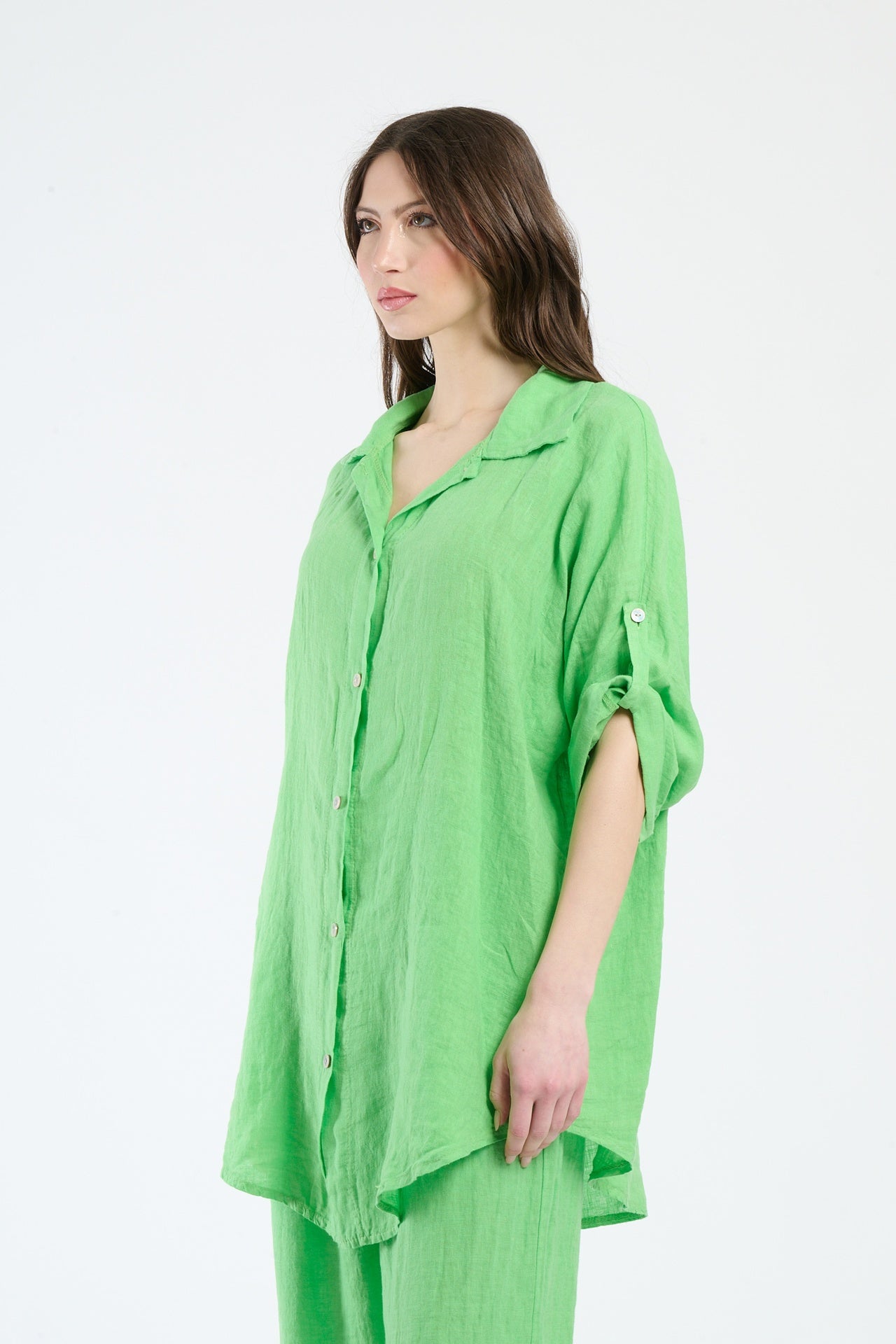 Camicia verde mela in lino, ideale per spruzzare freschezza