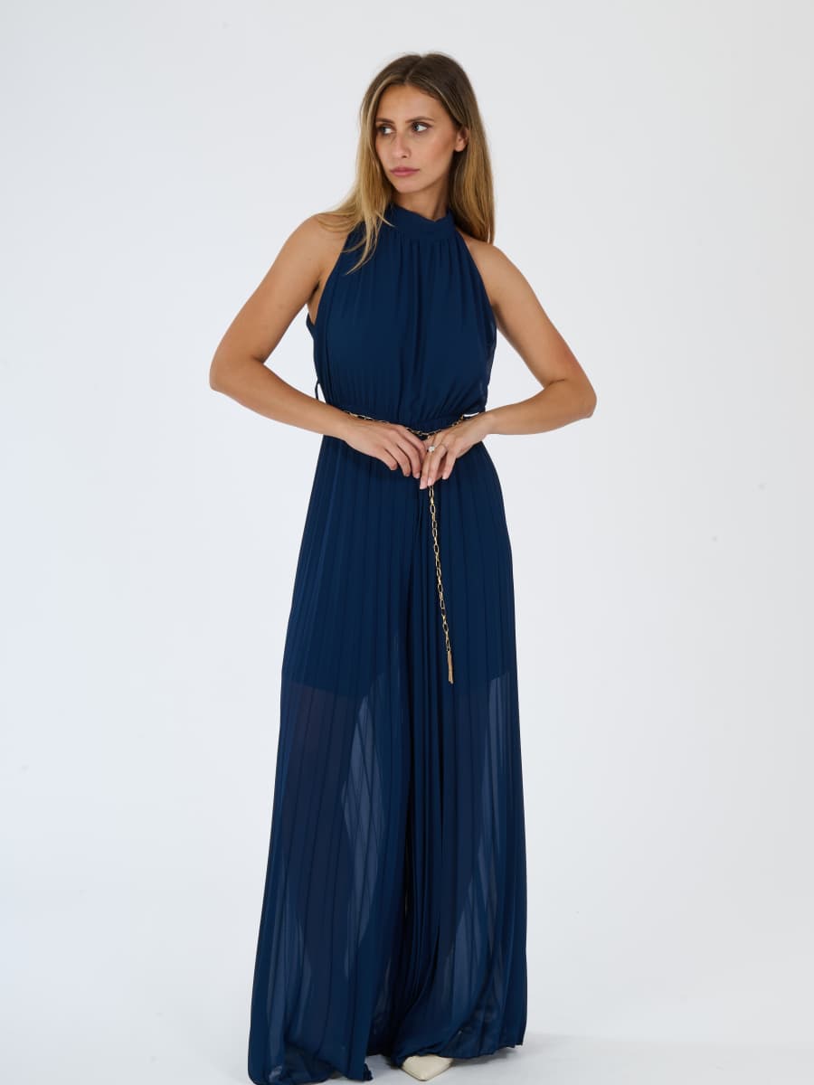 Tuta “Celestea” – Jumpsuit Plissé con Girocollo e Cintura a Catena
