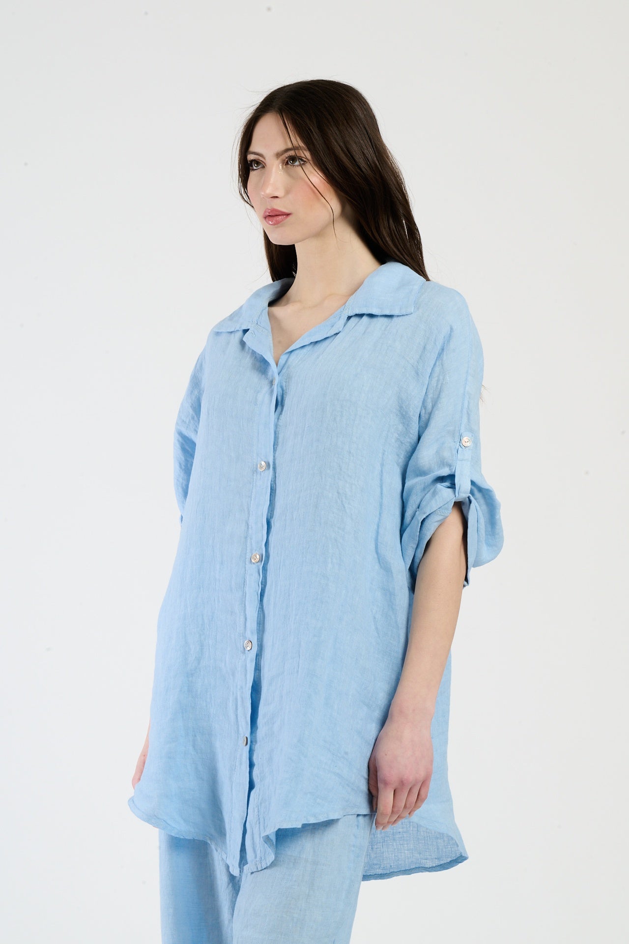 Camicia larga di colore azzurro, perfetta per un look informale e cool