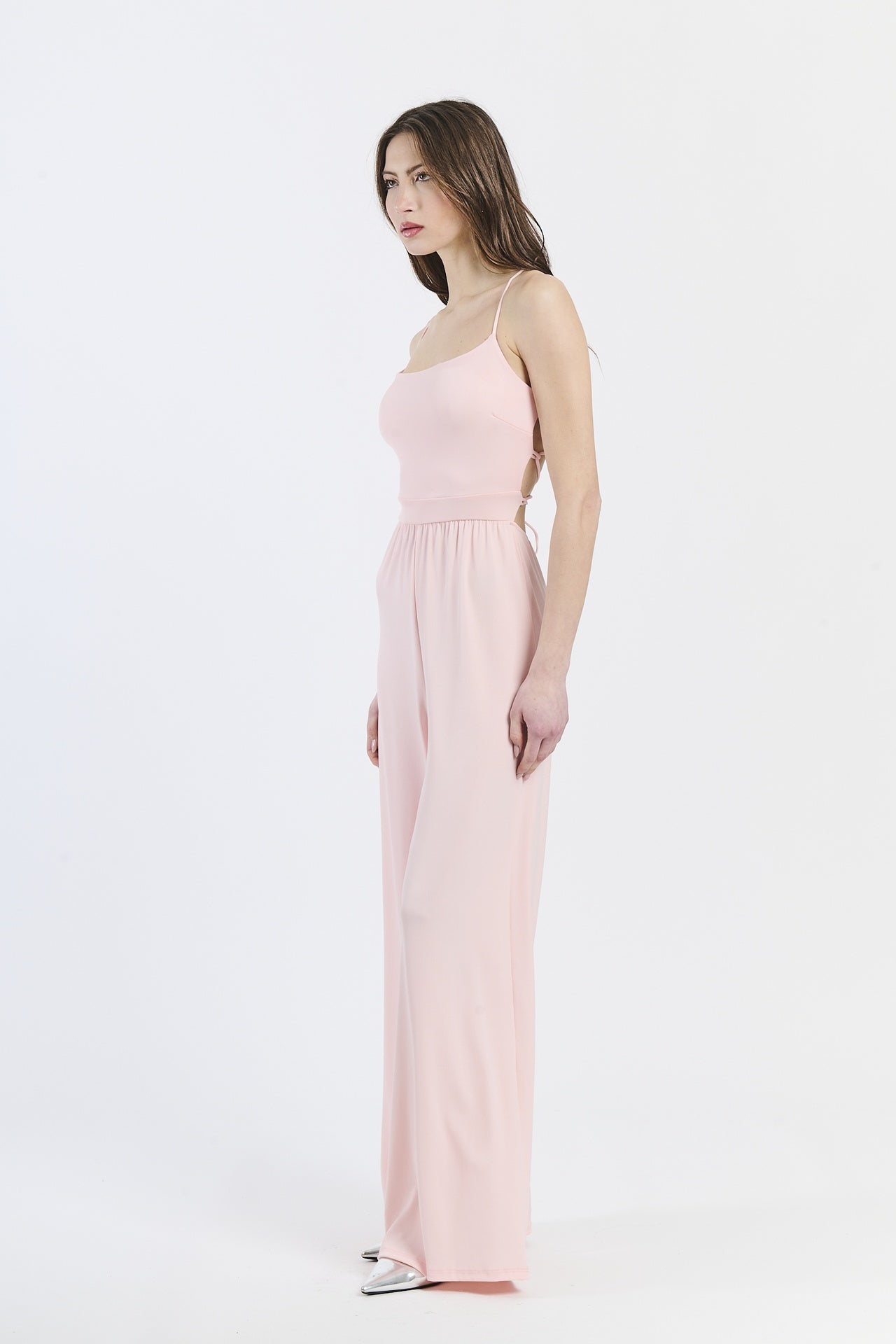 Combinazione rosa, top a fascia e pantaloni larghi, affascinante, per eventi estivi