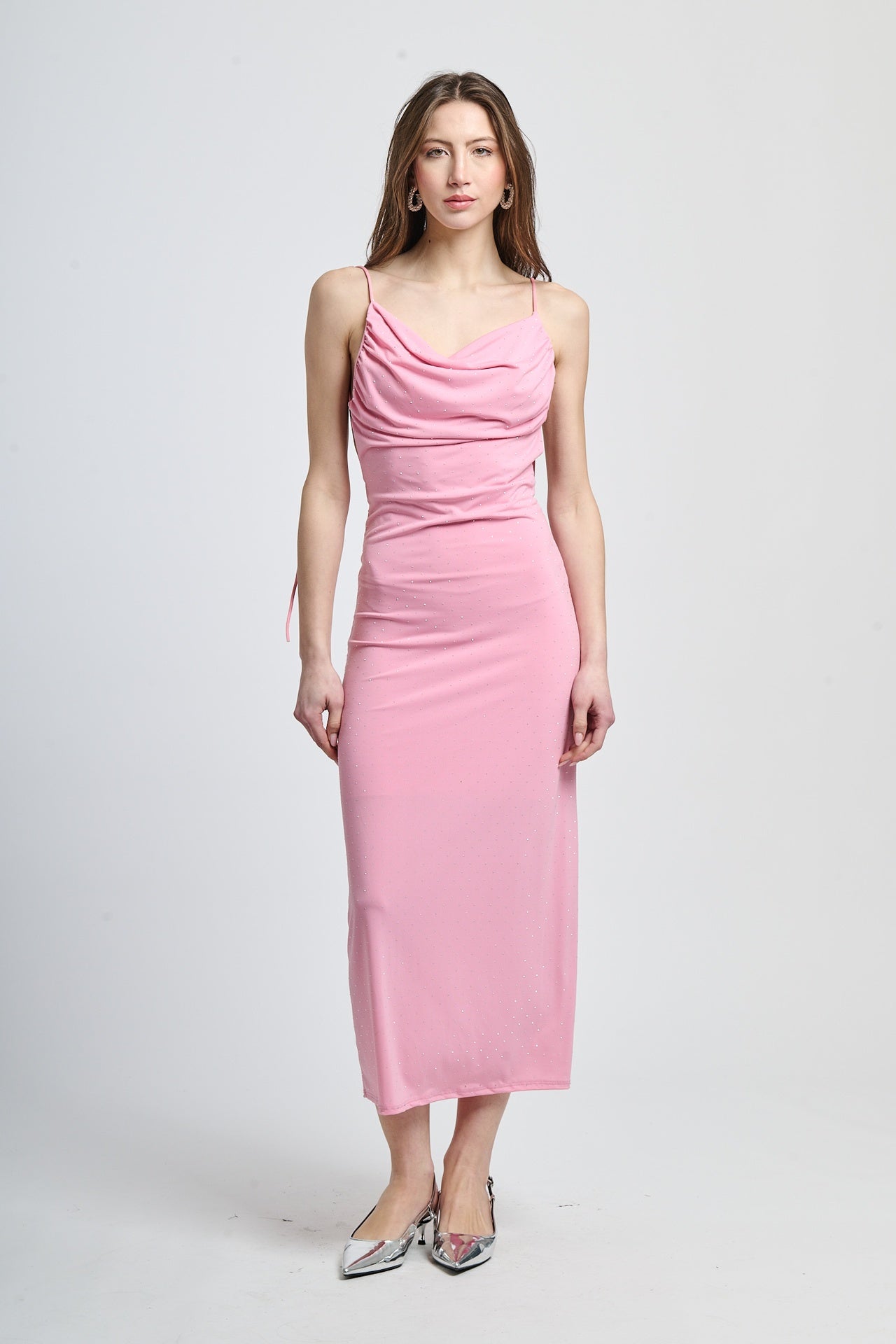 Vestito rosa corto con frange laterali, stile giovane e dinamico.