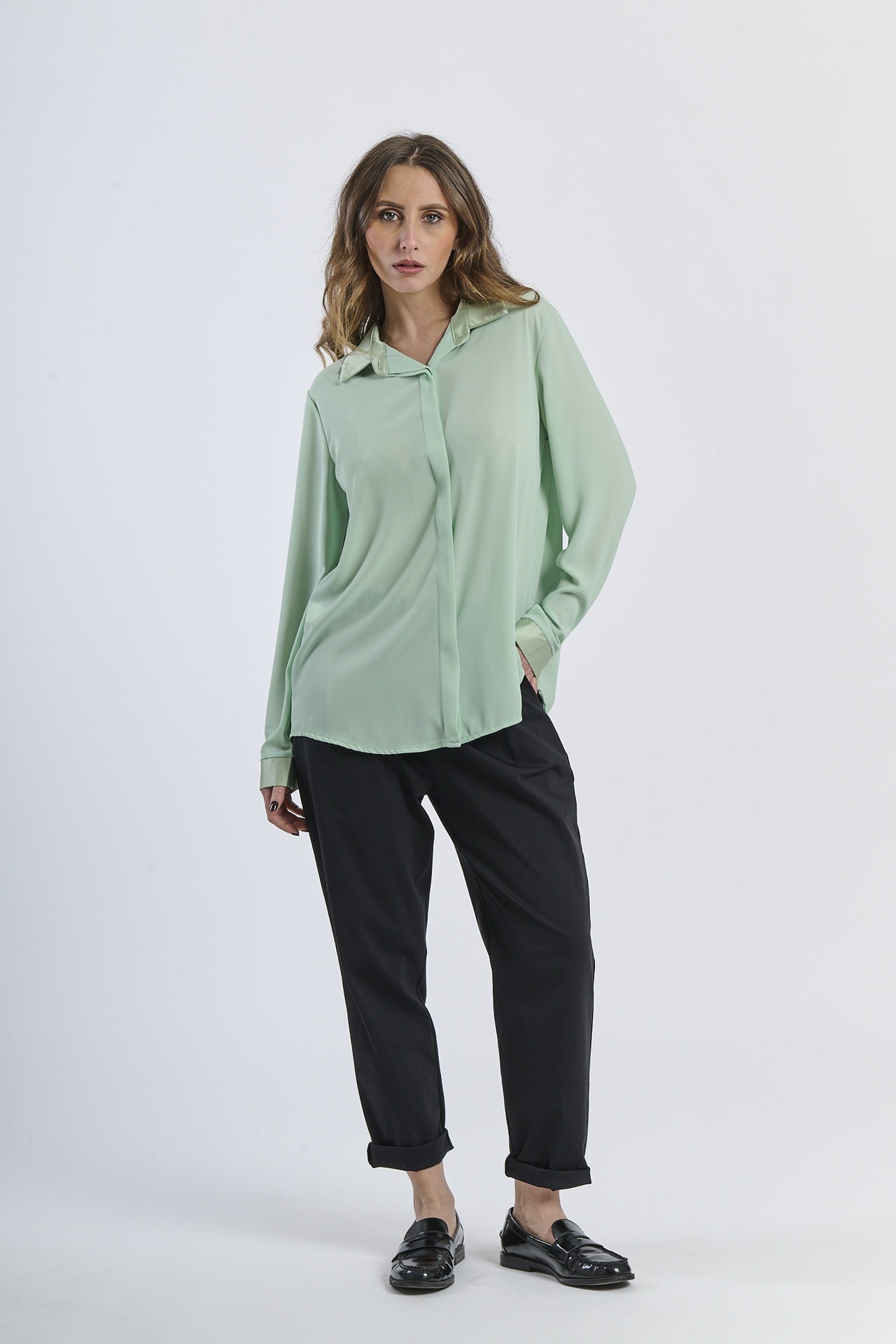 Camicia salvia in tessuto morbido, perfetta per l’estate