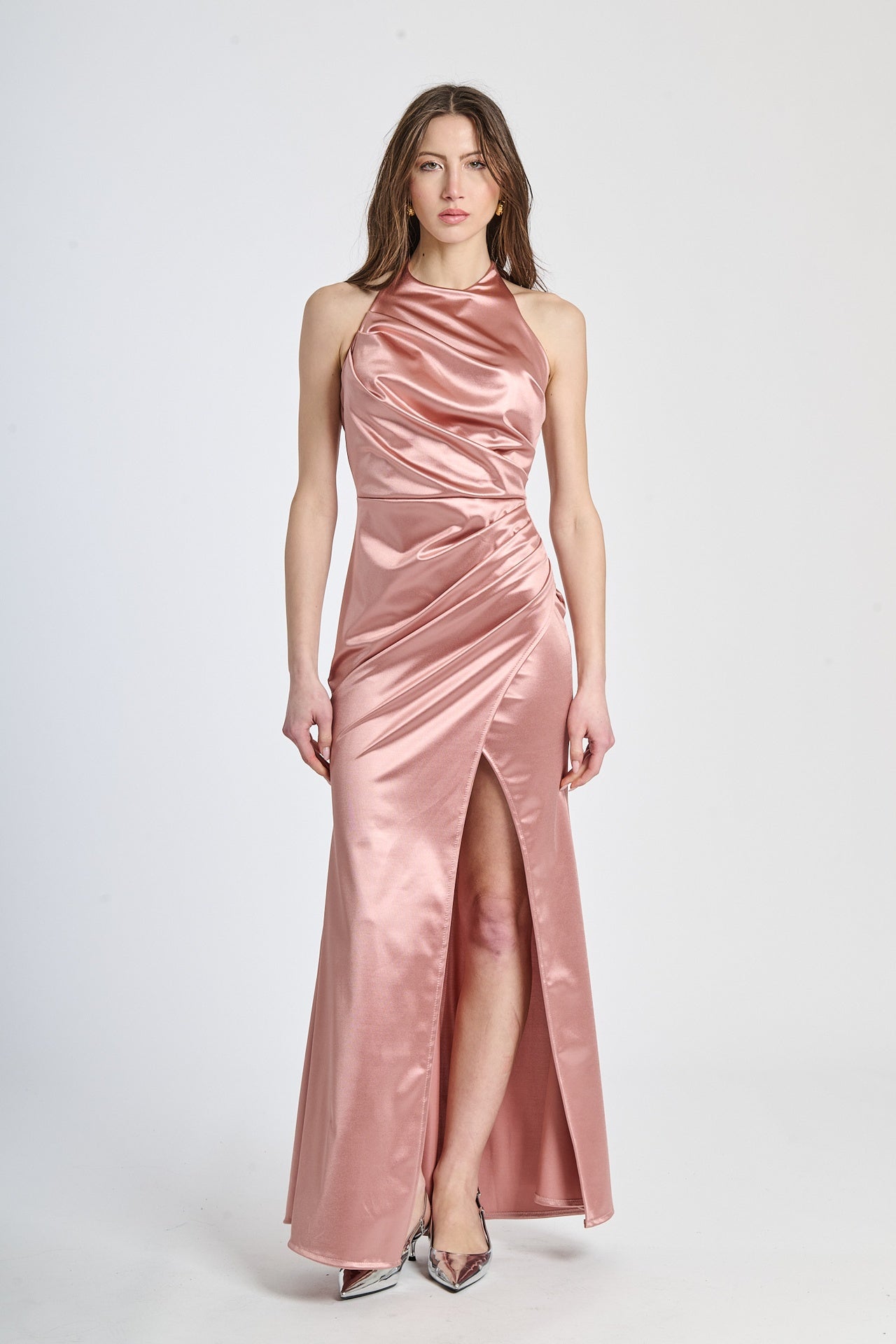 Abito lungo rosa antico retrò, design avvolgente in raso lucido