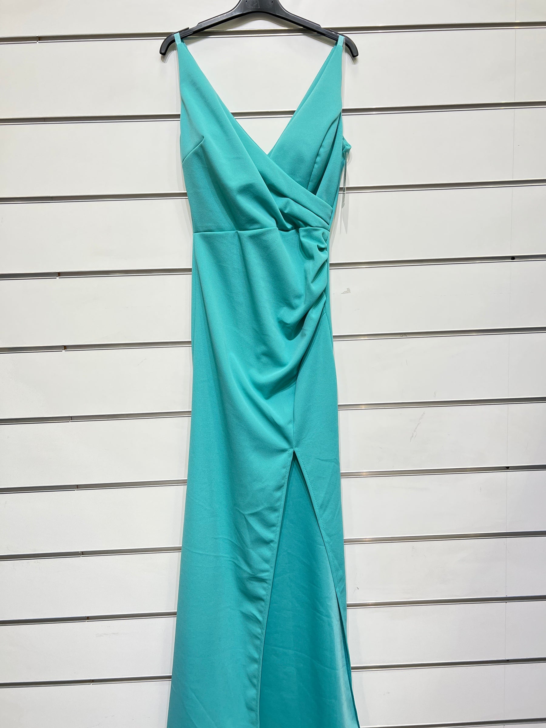 Abito “Loreta” – Eleganza drappeggiata con spacco frontale