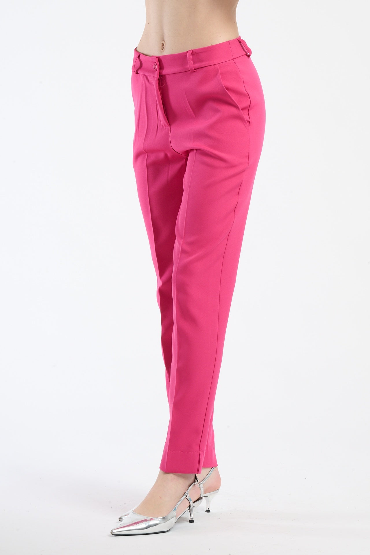 Pantaloni fuxia in tessuto stretch, comodi e aderenti.