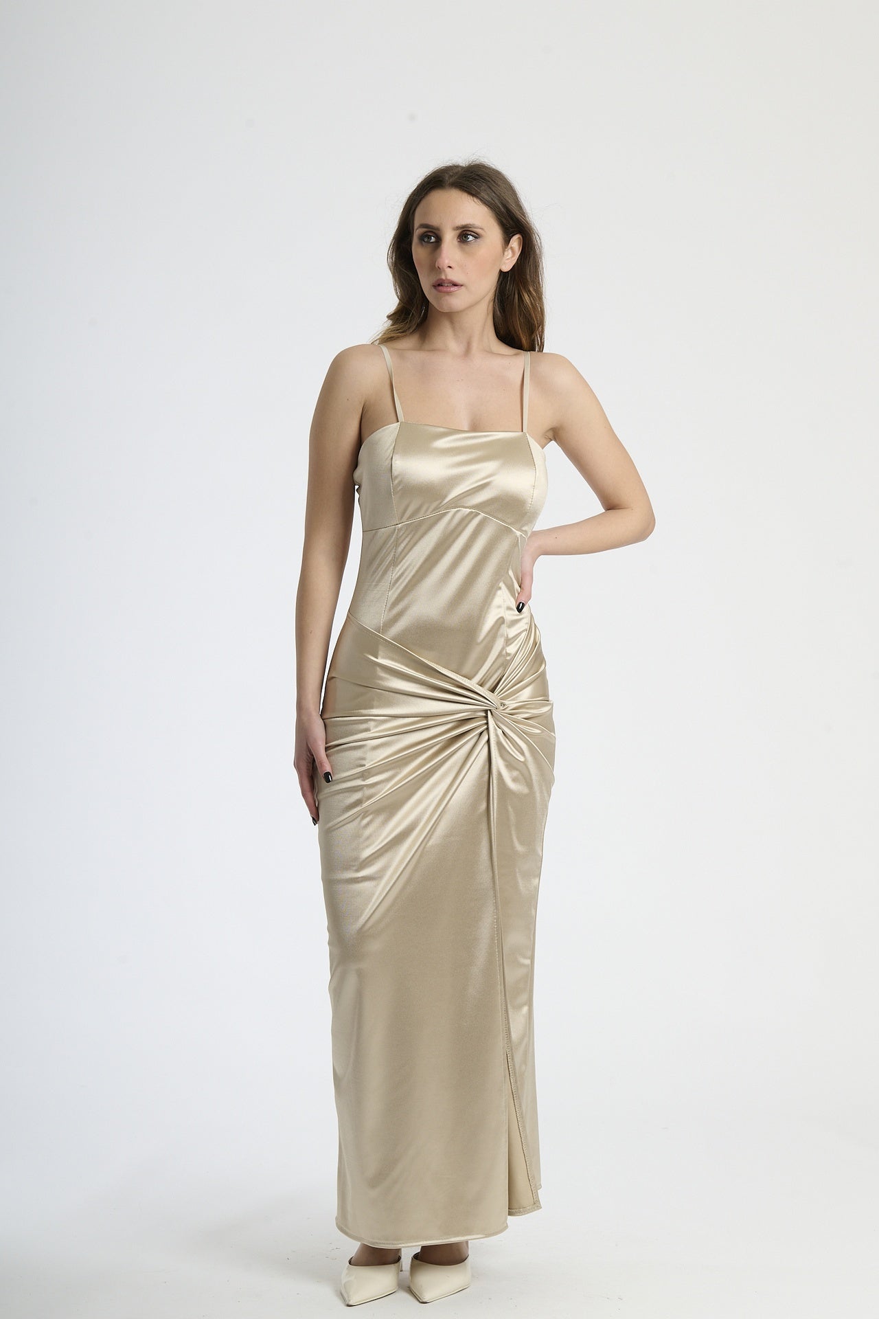 Abito da sera beige, modello senza spalline con colletto a fascia e spacco