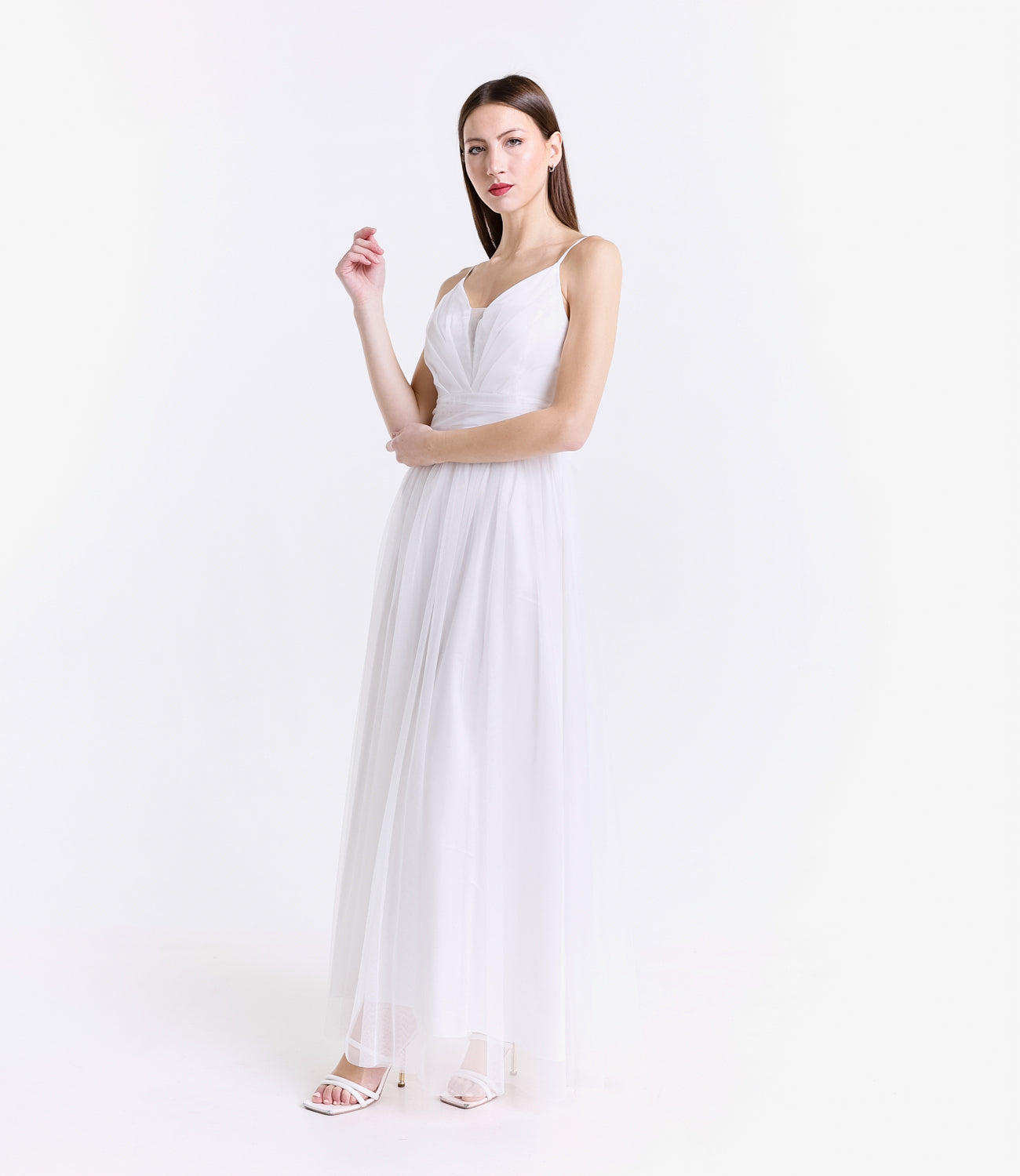 Abito elegante bianco con falda ampia fluida, perfetto per matrimoni