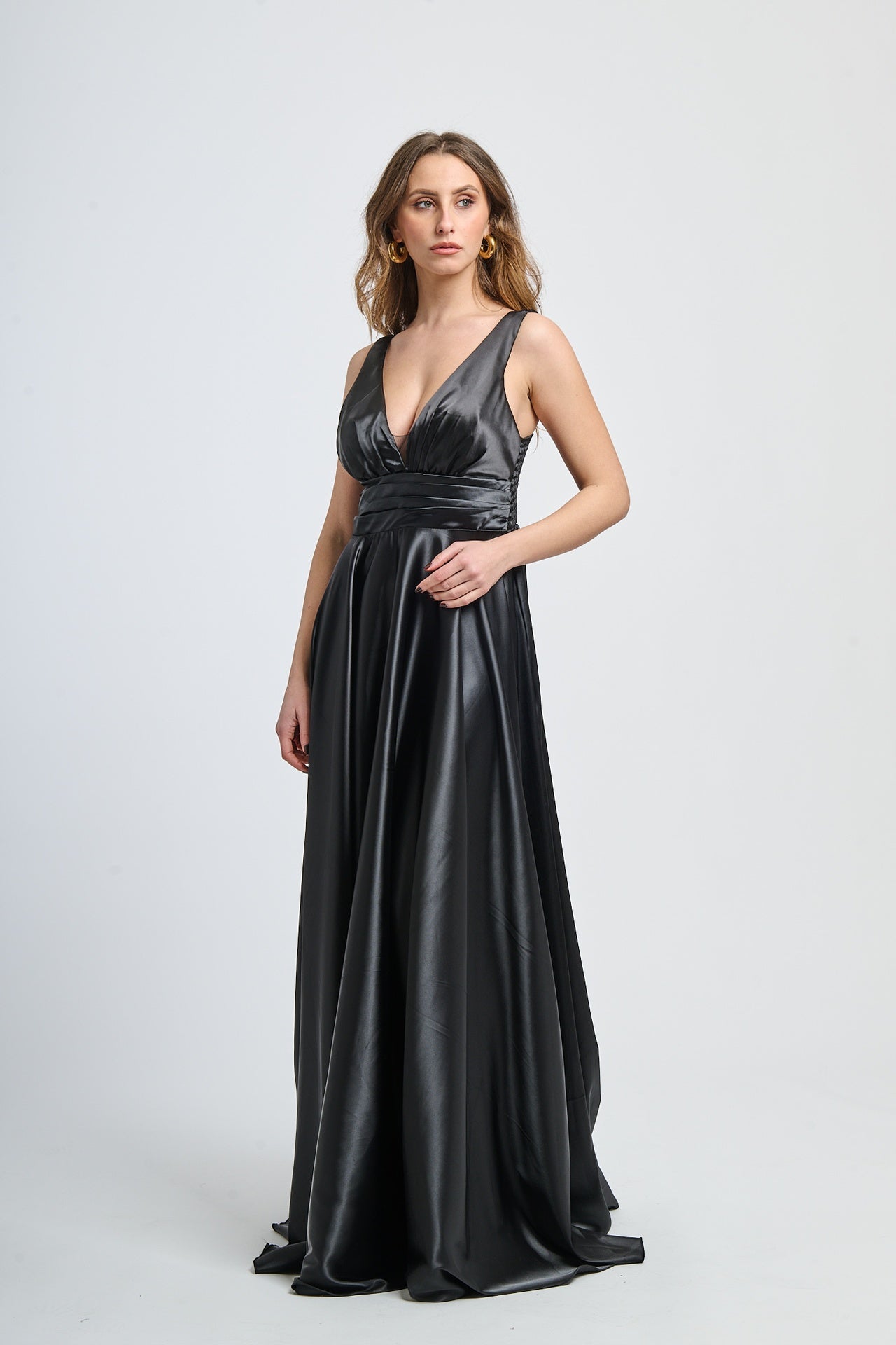 Abito lungo nero in raso elegante, scollo a V profondo e vita incontrita, ideale per eventi glamour