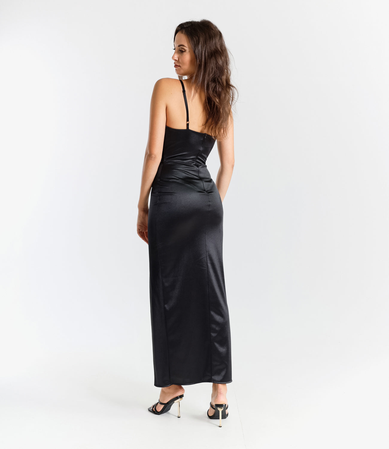 Abito formale nero in raso, ideale per serate glamour