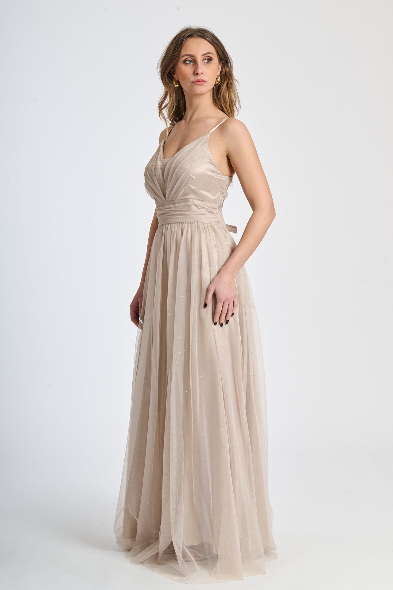 Abito formale beige con taglio sobrio, ideale per occasioni eleganti