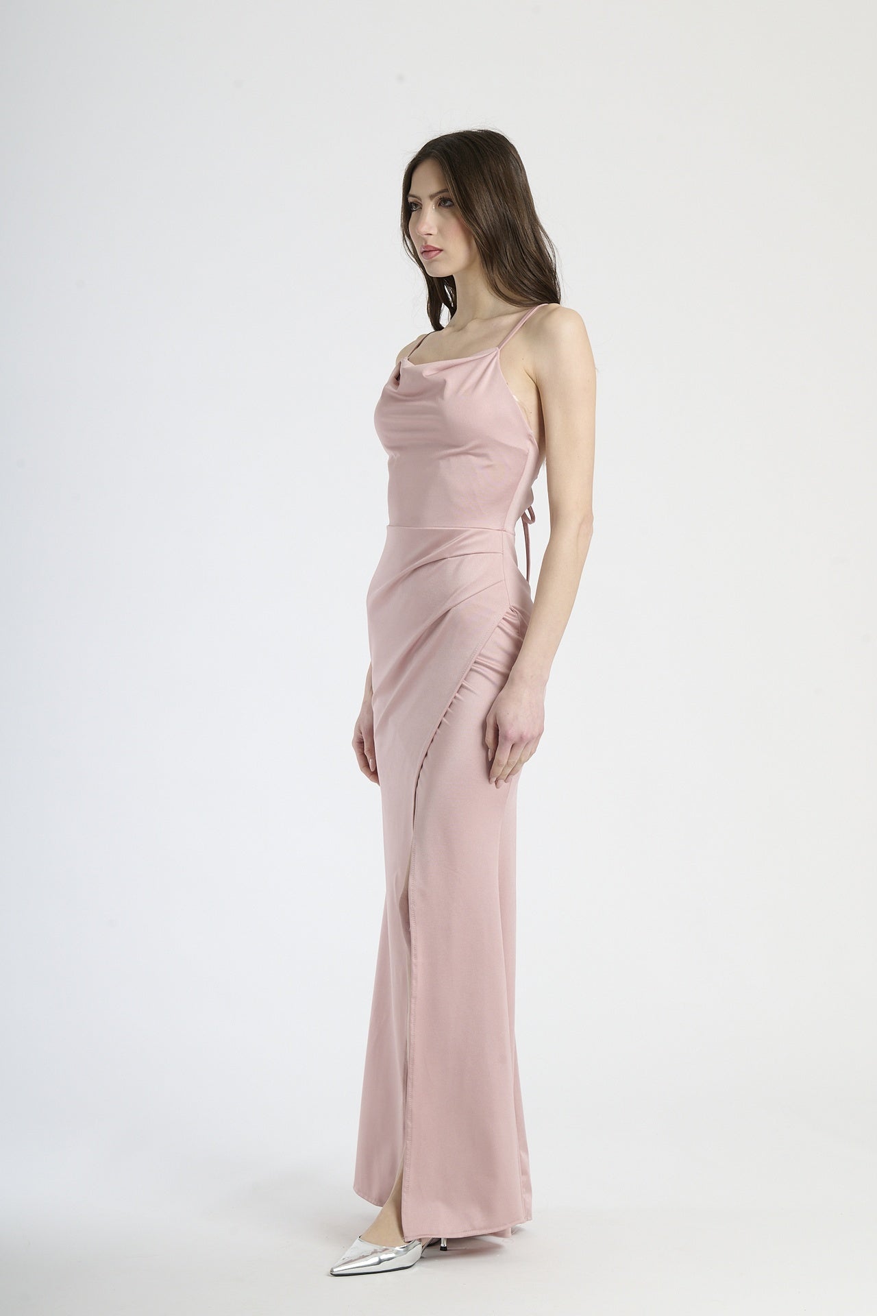 Abito da cerimonia rosa antico, ideale per un look romantico ed estivo.