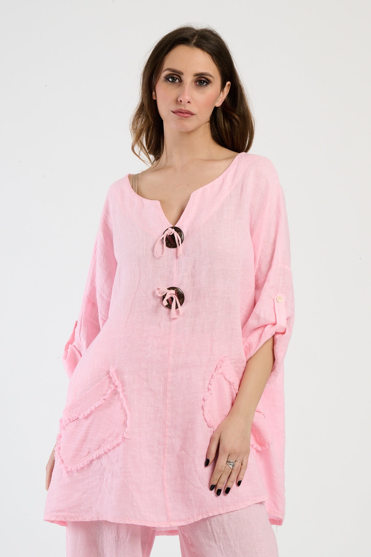 Completo rosa dolce, top ampio con tasche e bottoni, romanticismo per il tempo libero.