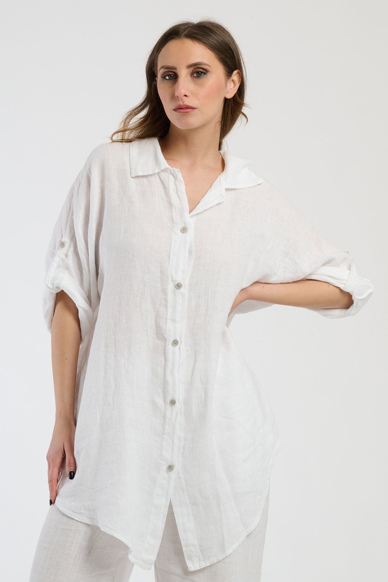 Camicia bianca con colletto e bottoni, stile pulito e timeless