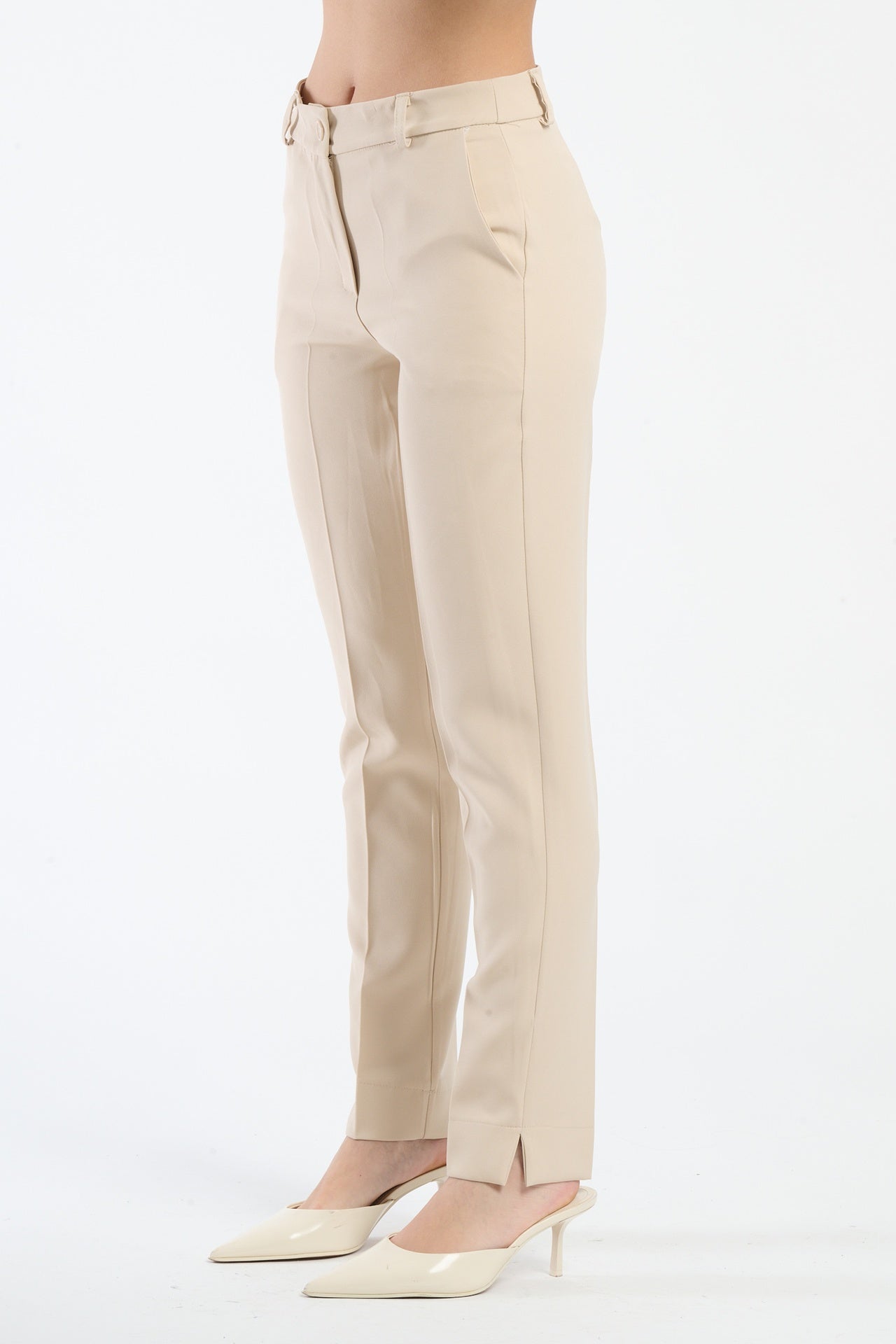 Pantaloni beige in tessuto leggero, perfetti per la stagione estiva.
