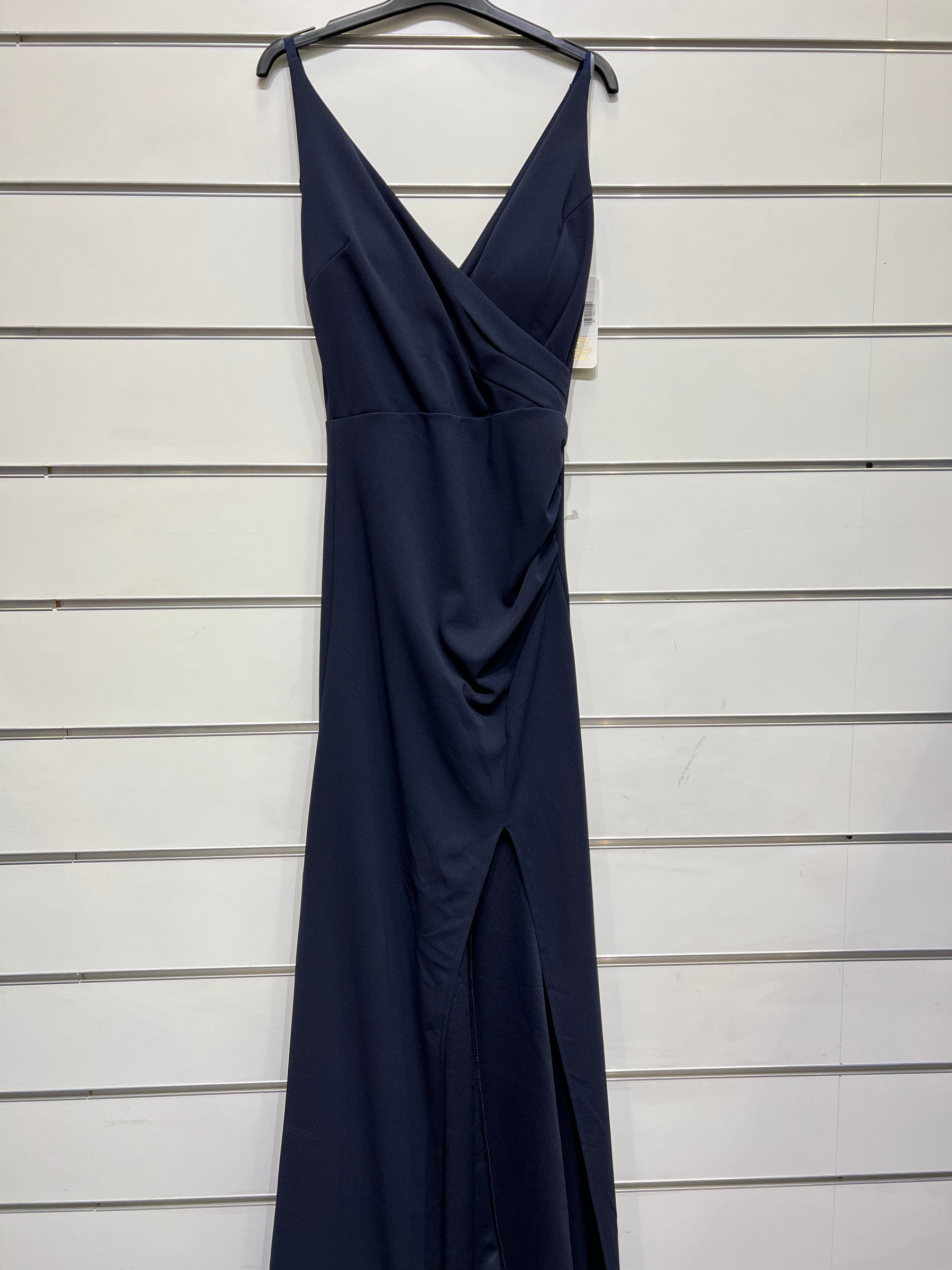 Abito “Loreta” – Eleganza drappeggiata con spacco frontale