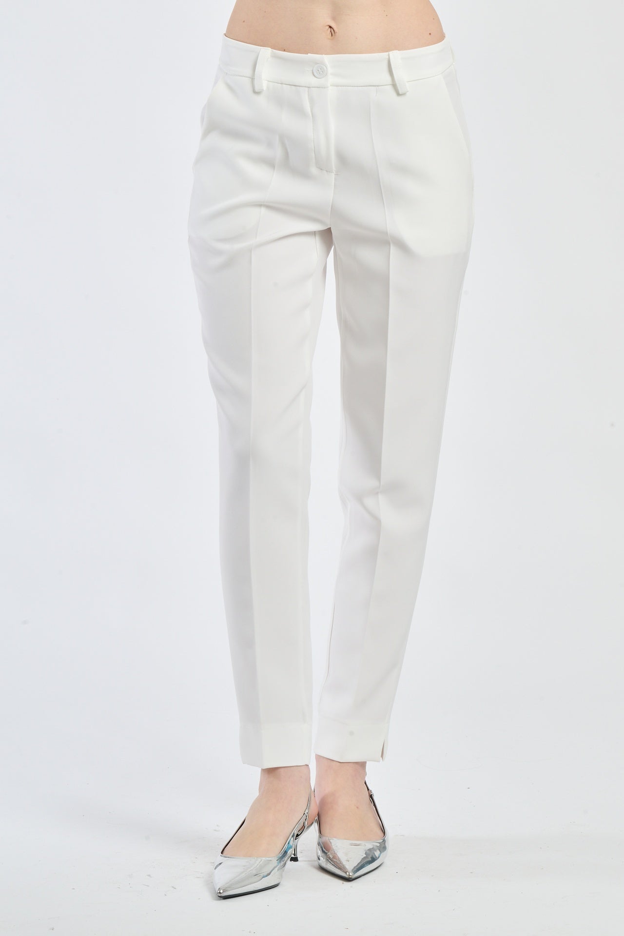 Pantaloni bianchi slim fit, ideali per un outfit elegante e raffinato.